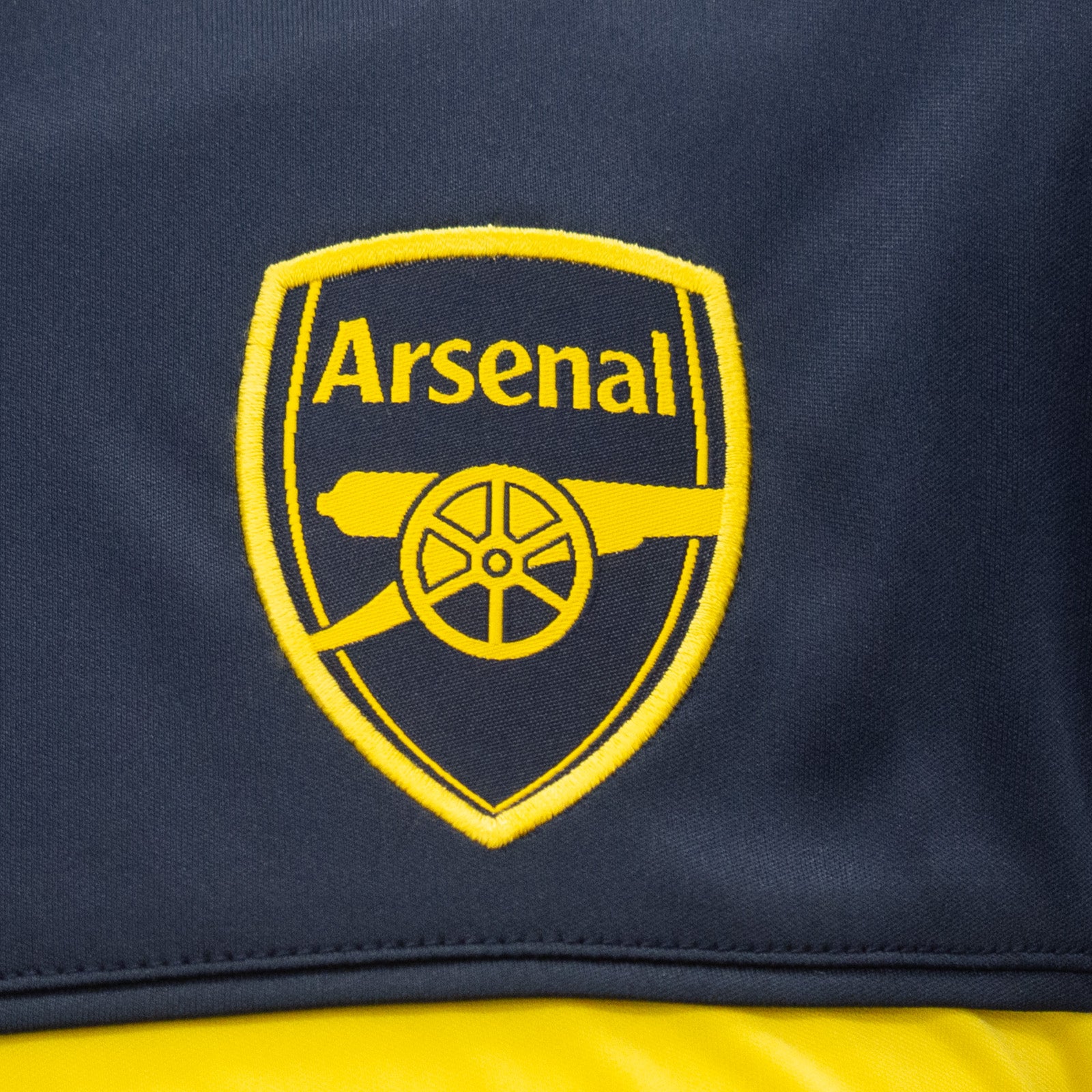 Arsenal adults T-shirt in navy & yellow stripe with club crest to chest