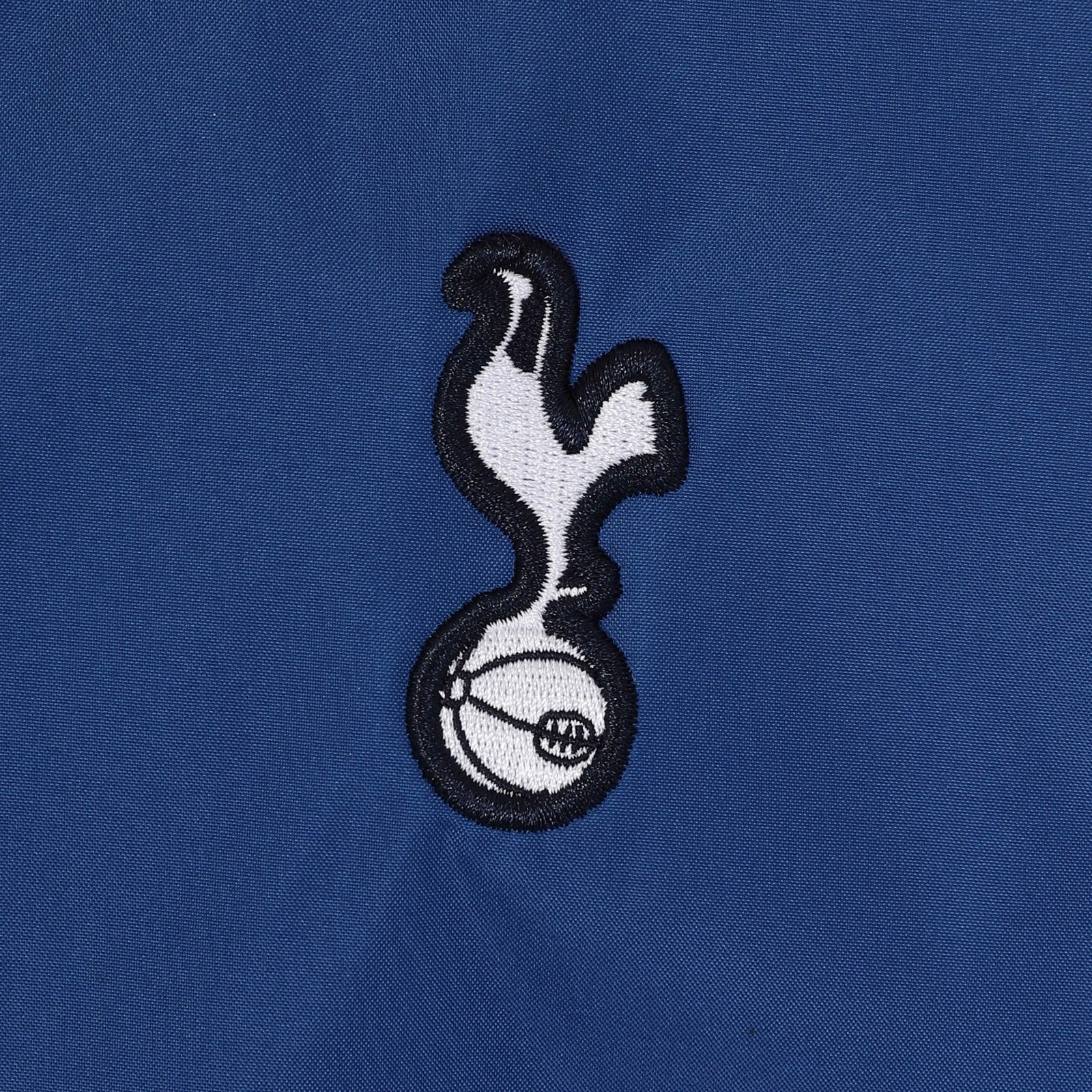Spurs adults shower jacket in royal blue with club crest to the chest.