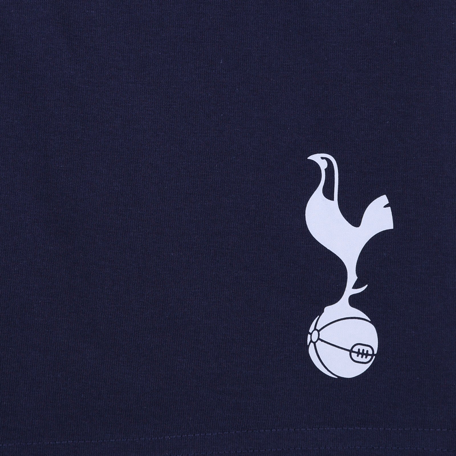 Spurs adults short pyjama set in white with a short sleeve t-shirt & graphic and shorts with logo to the left leg.