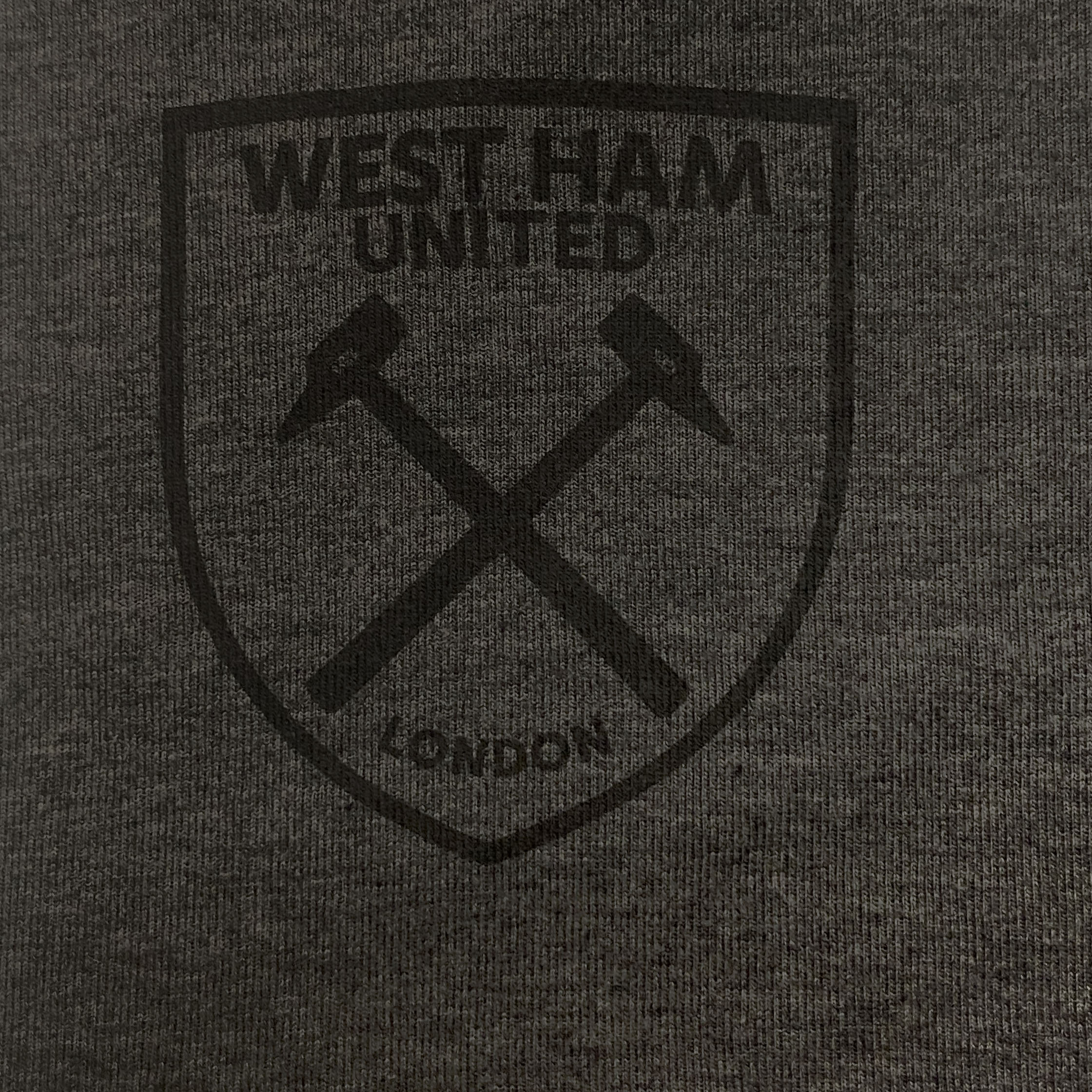 West Ham adults short pyjama set in claret with a short sleeve t-shirt & graphic. Shorts with logo to the left leg.