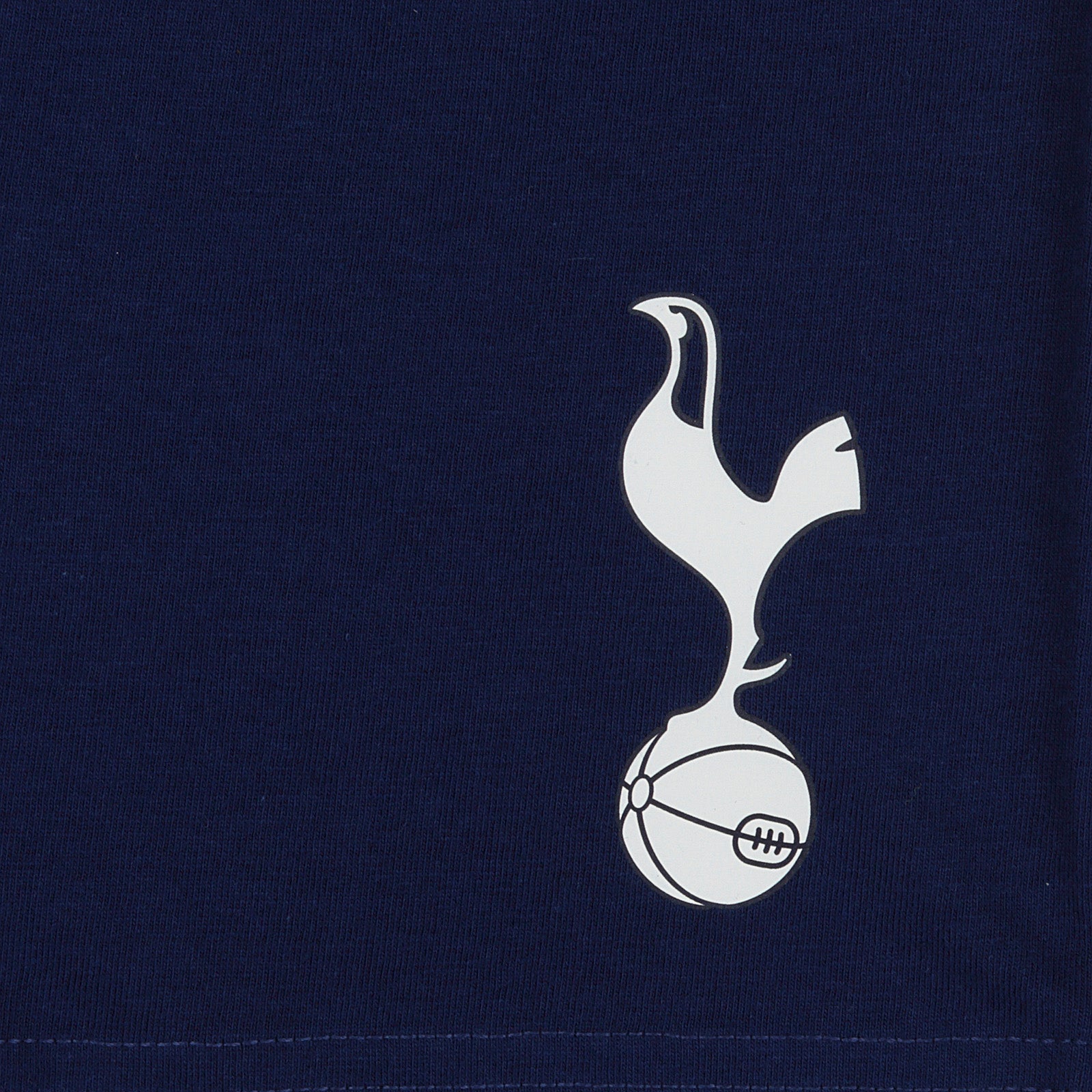 Spurs kids short pyjamas in white. Short sleeve top with branded graphic and shorts with crest to the left leg