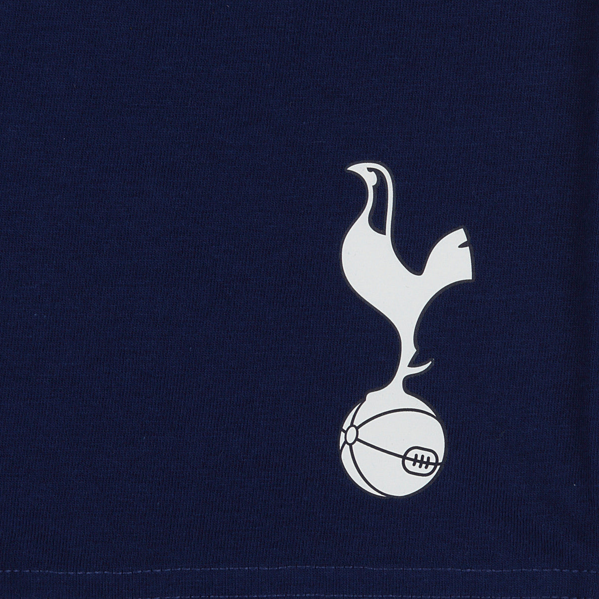 Spurs kids short pyjamas in white. Short sleeve top with branded graphic and shorts with crest to the left leg