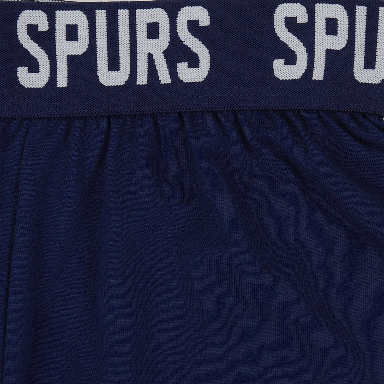 Spurs kids short pyjamas in white. Short sleeve top with branded graphic and shorts with crest to the left leg