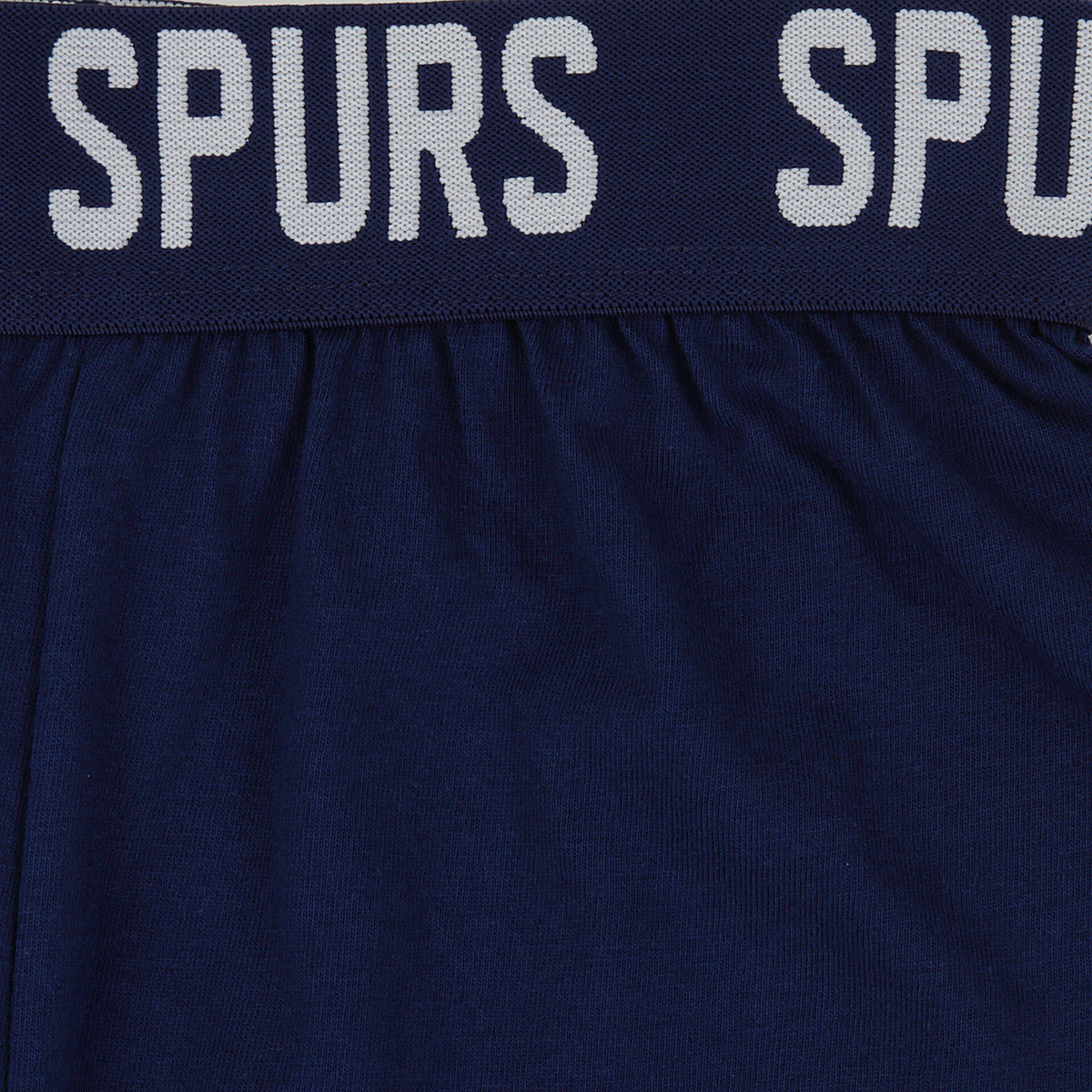 Spurs kids short pyjamas in white. Short sleeve top with branded graphic and shorts with crest to the left leg