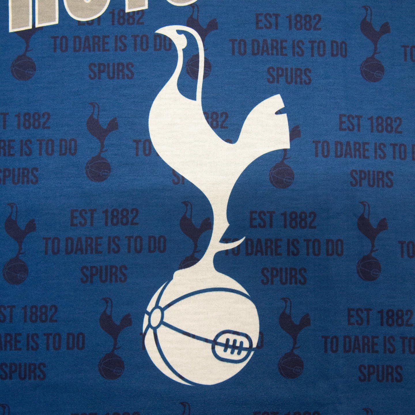 Spurs kids short pyjamas in navy blue. Short sleeve top with graphic and shorts with crest to the left leg