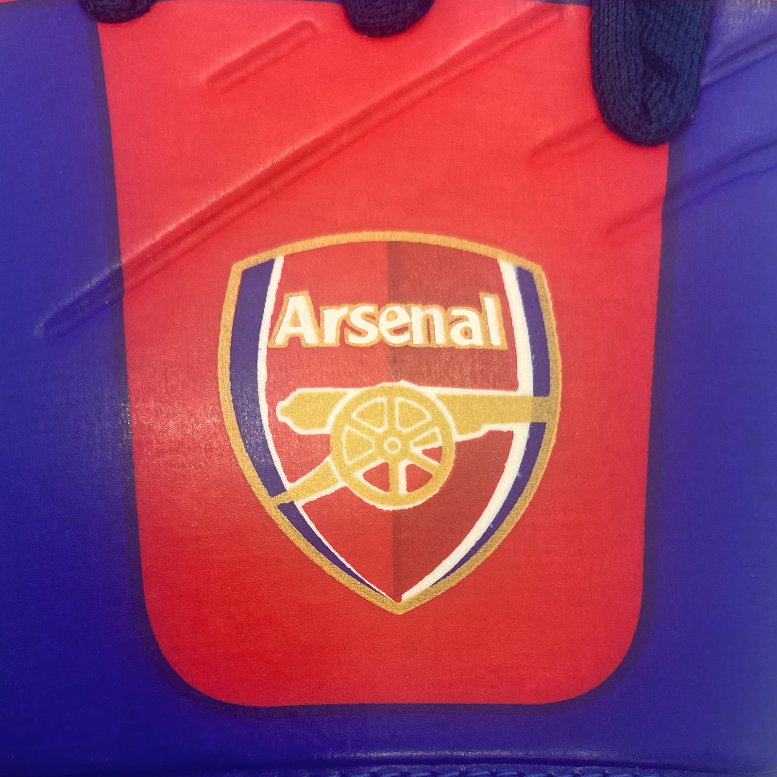 Arsenal size 4 red ball with club crest & text. AFC badge & text print to each glove.