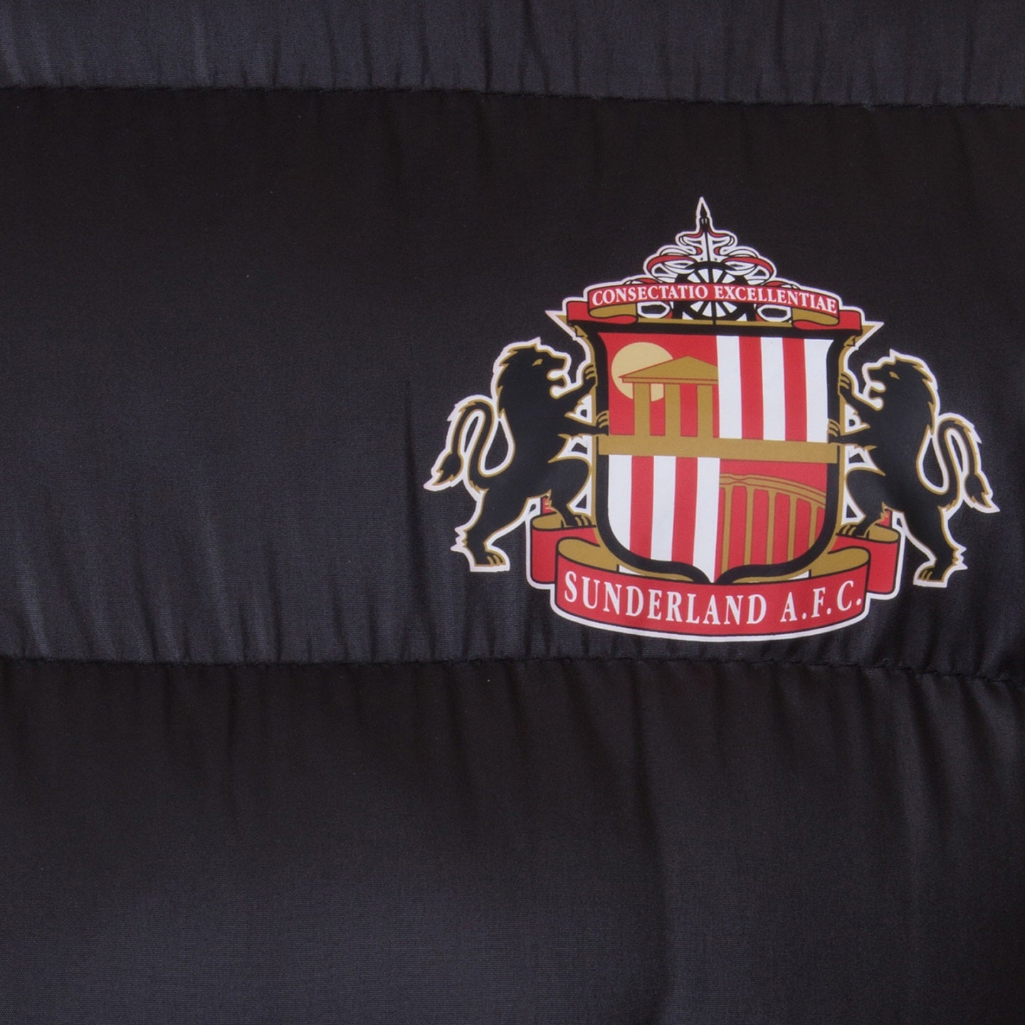 Sunderland adults quilted jacket in black with club crest to chest.