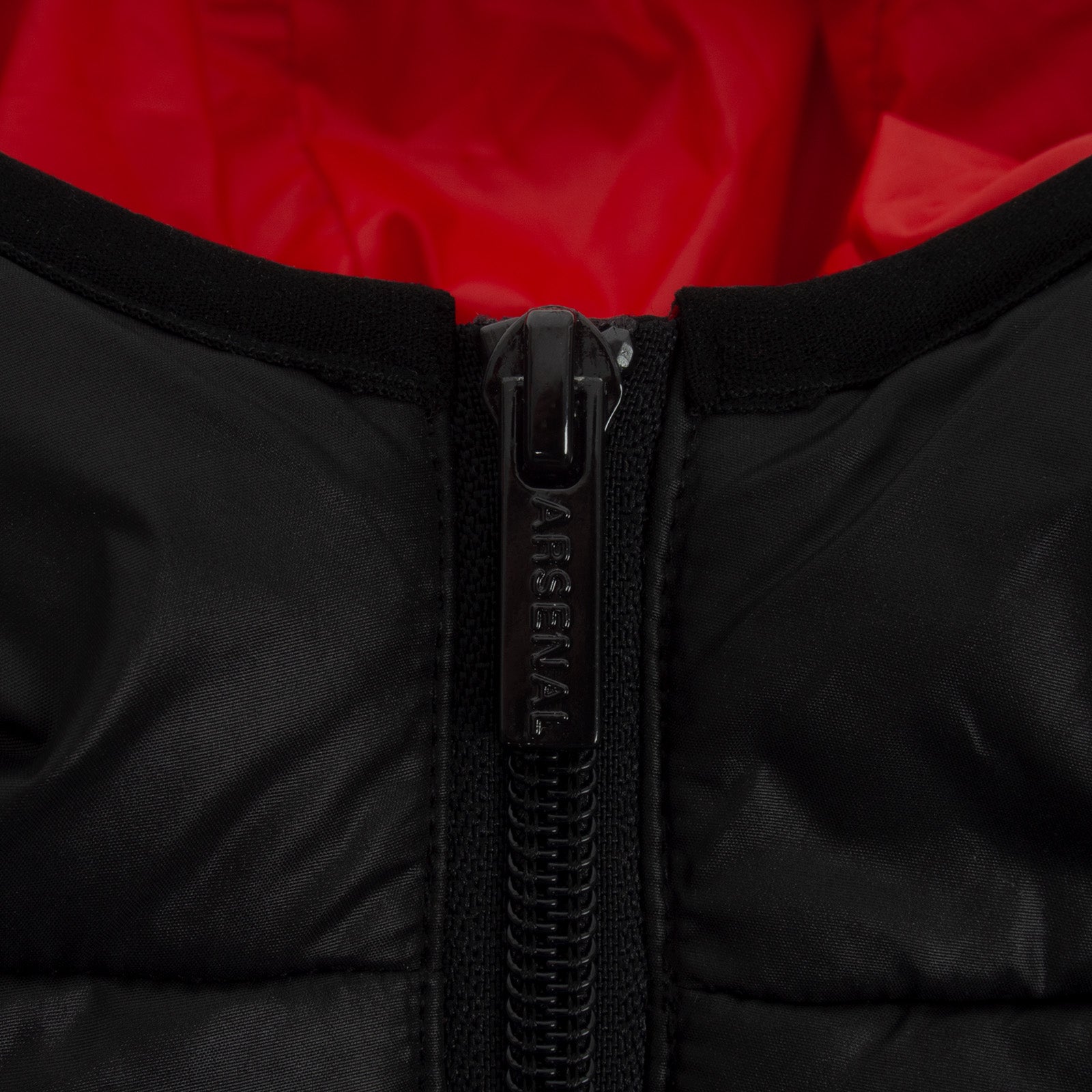 Arsenal adults quilted jacket in black with club crest to chest.