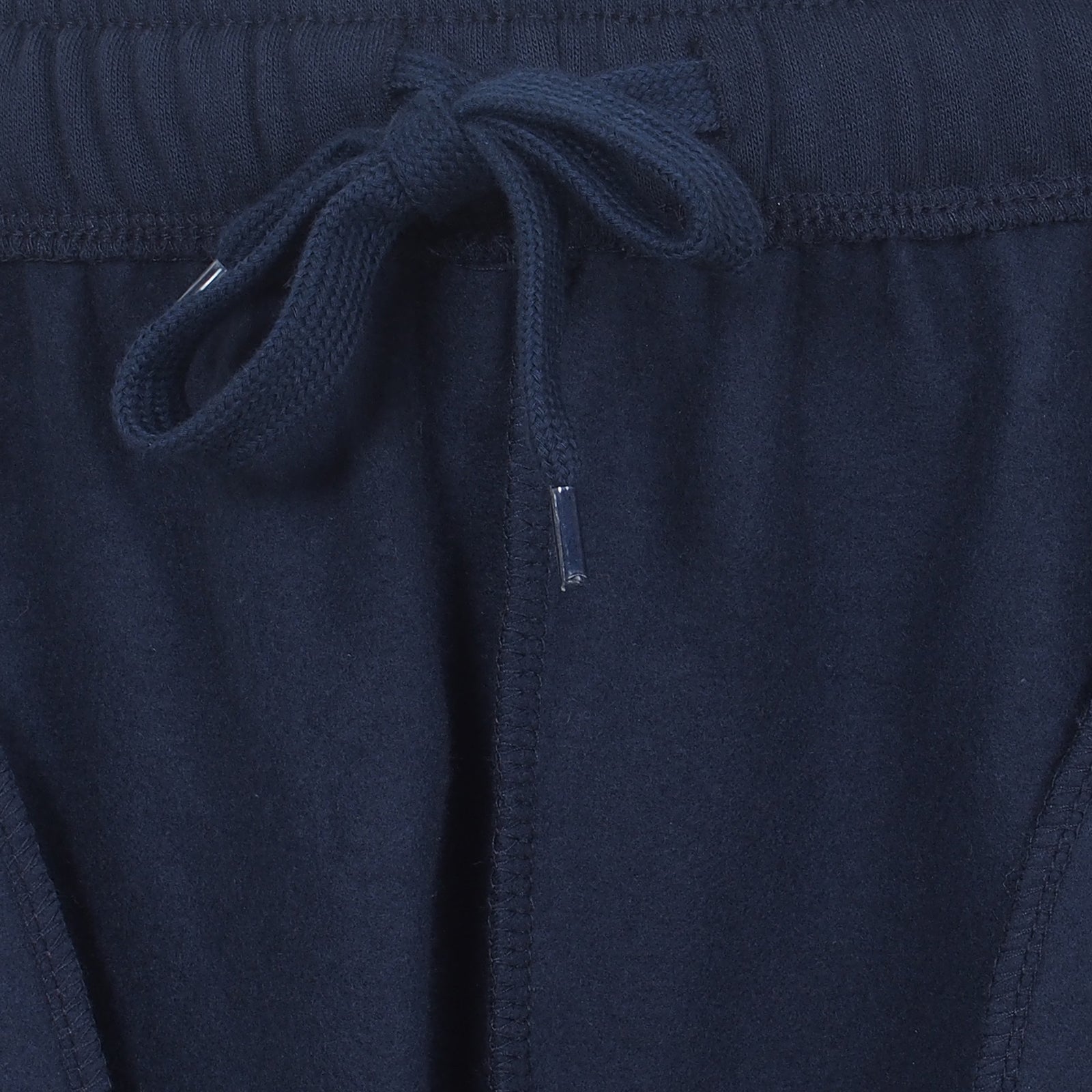 Spurs adults fleece shorts in navy blue with crest to left leg and pockets to front & back.
