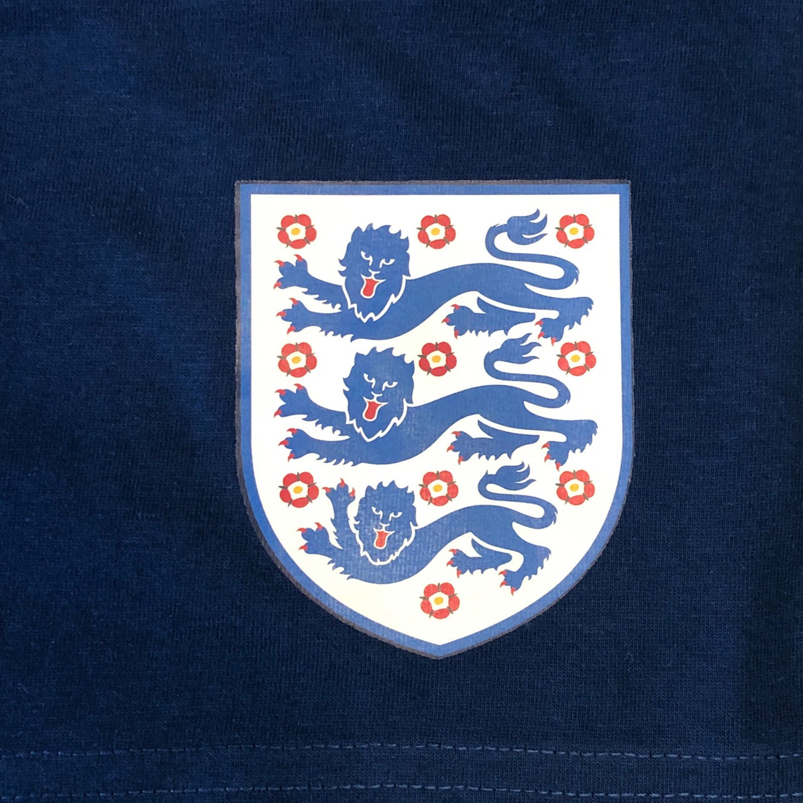 England kids pyjamas in white. Short sleeve top with graphic and shorts with 3 Lions logo to the left leg.