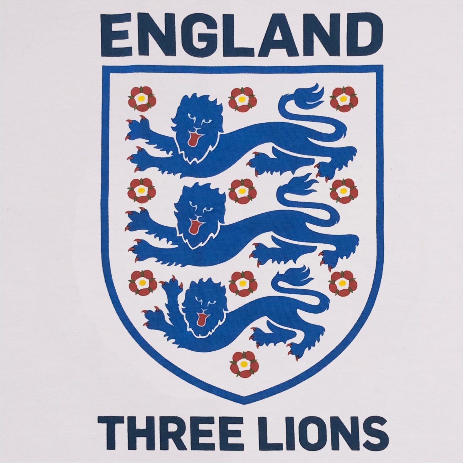 England kids pyjamas in white. Short sleeve top with graphic and shorts with 3 Lions logo to the left leg.