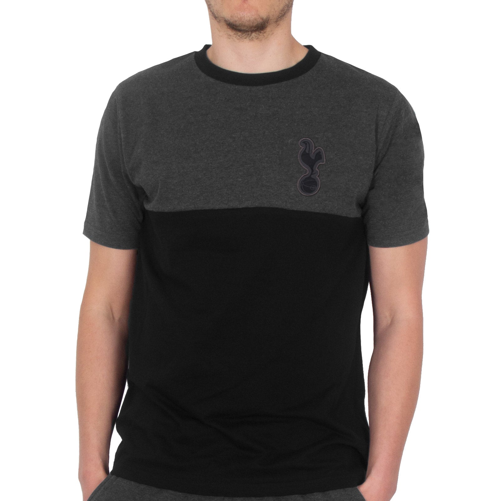 Spurs adults long pyjamas in grey. Short sleeve top with badge to chest and long bottoms with badge