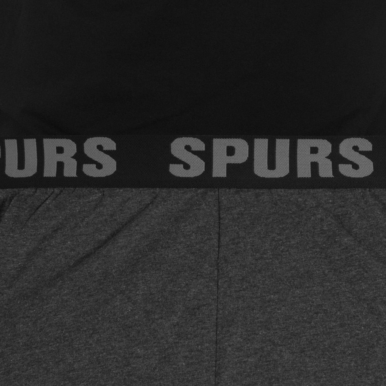 Spurs adults long pyjamas in grey. Short sleeve top with badge to chest and long bottoms with badge