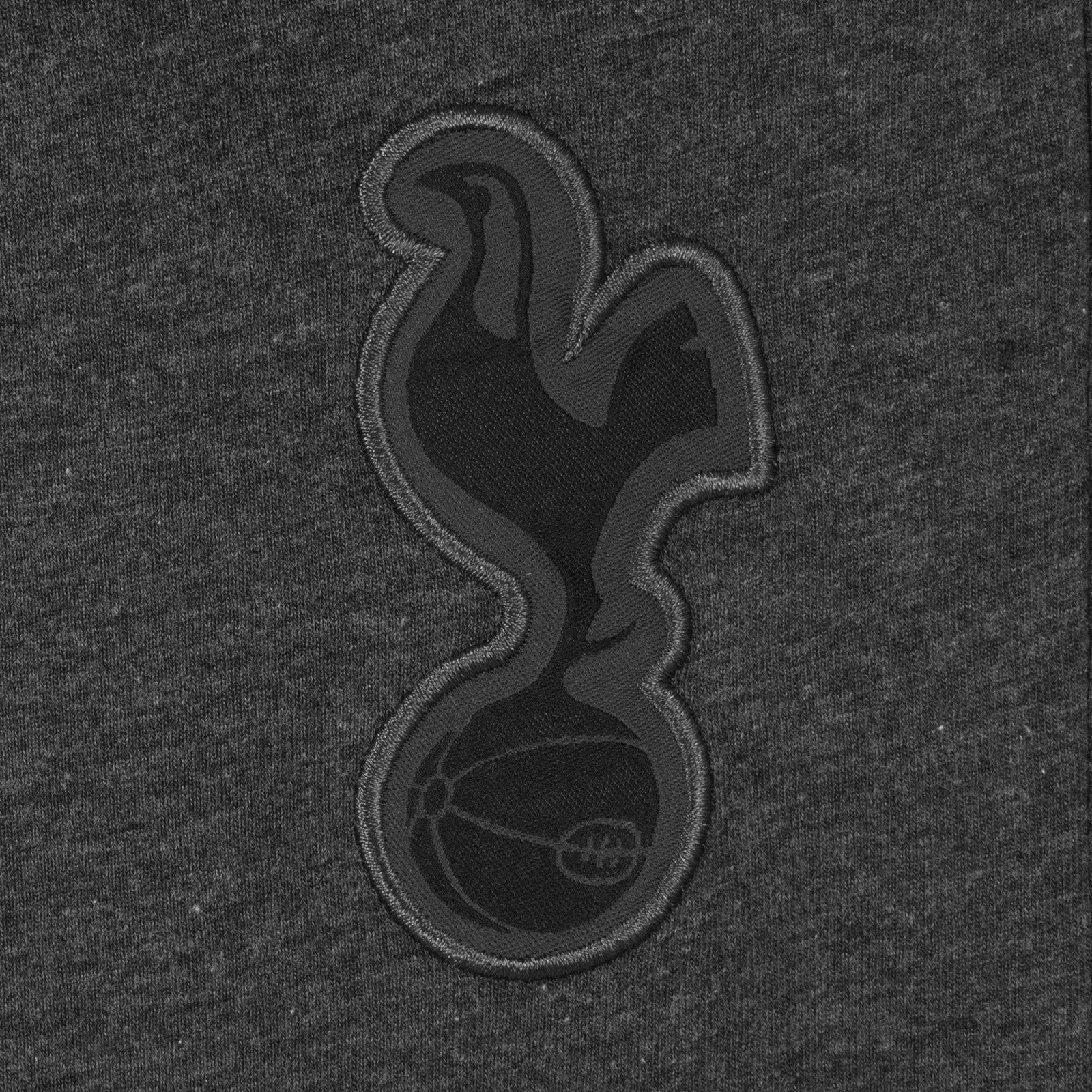 Spurs adults long pyjamas in grey. Short sleeve top with badge to chest and long bottoms with badge