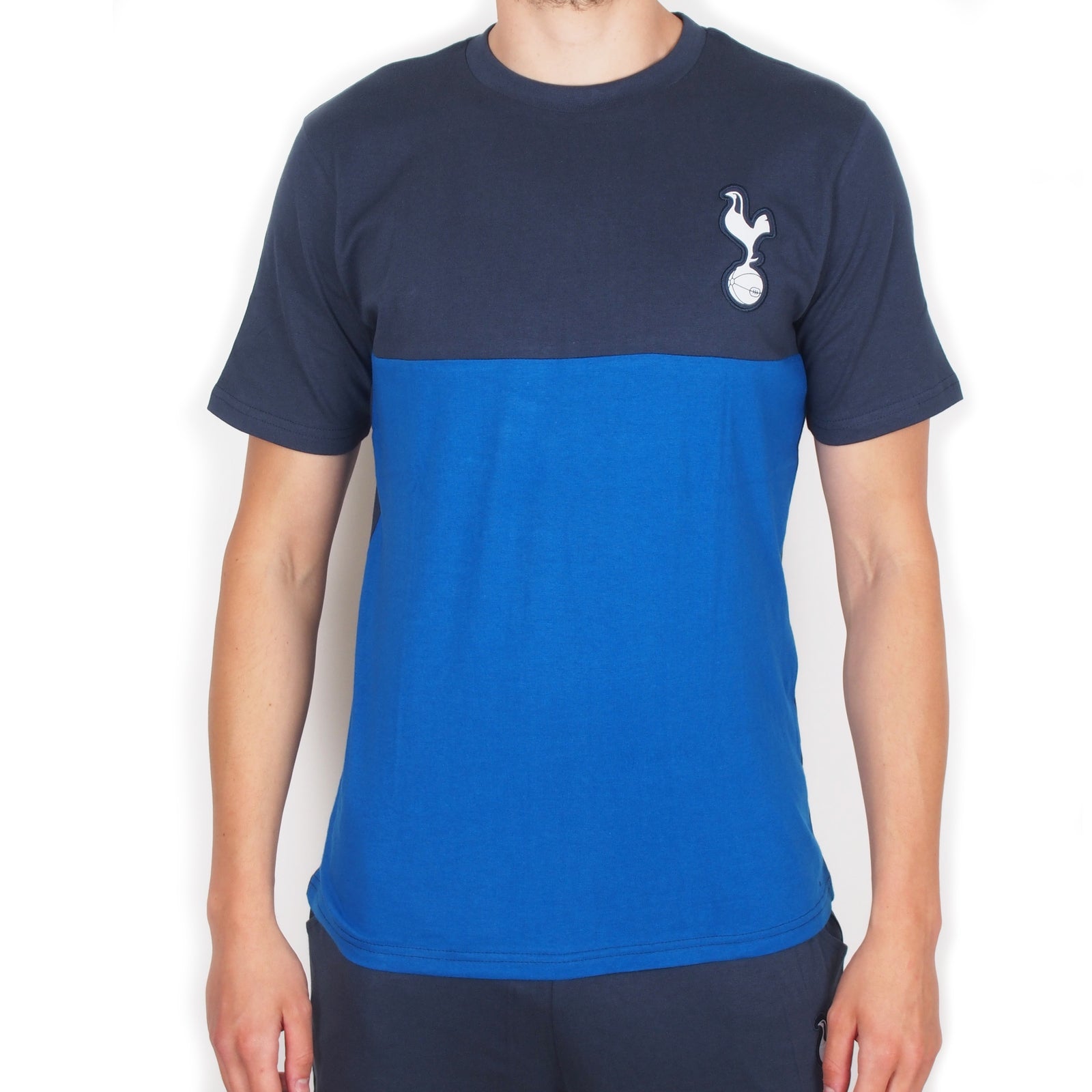 Spurs adults long pyjamas in navy blue. Short sleeve top with badge to chest and long bottoms with badge