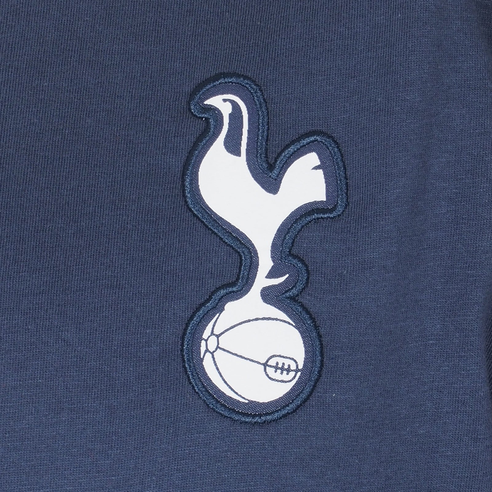 Spurs adults long pyjamas in navy blue. Short sleeve top with badge to chest and long bottoms with badge