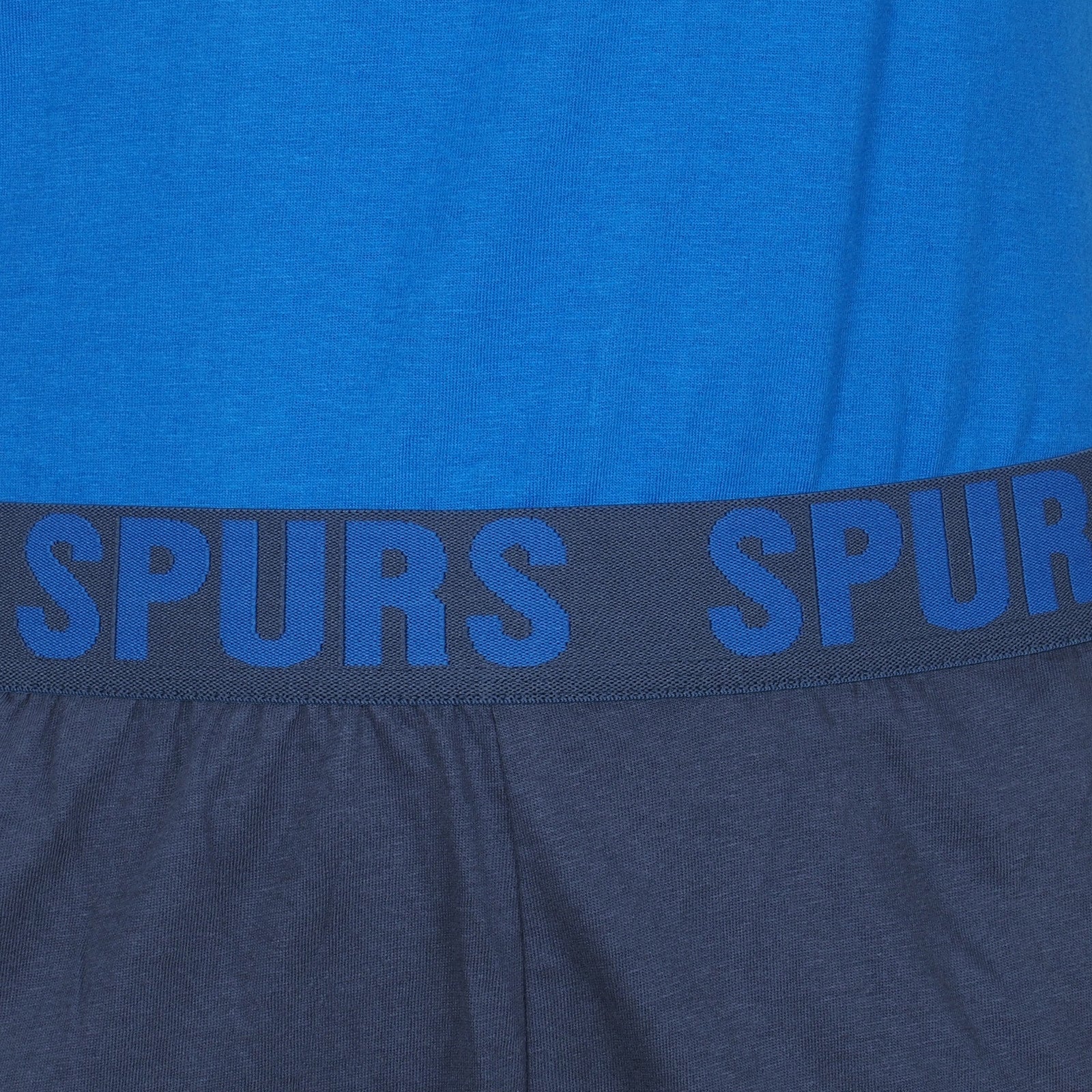 Spurs adults long pyjamas in navy blue. Short sleeve top with badge to chest and long bottoms with badge
