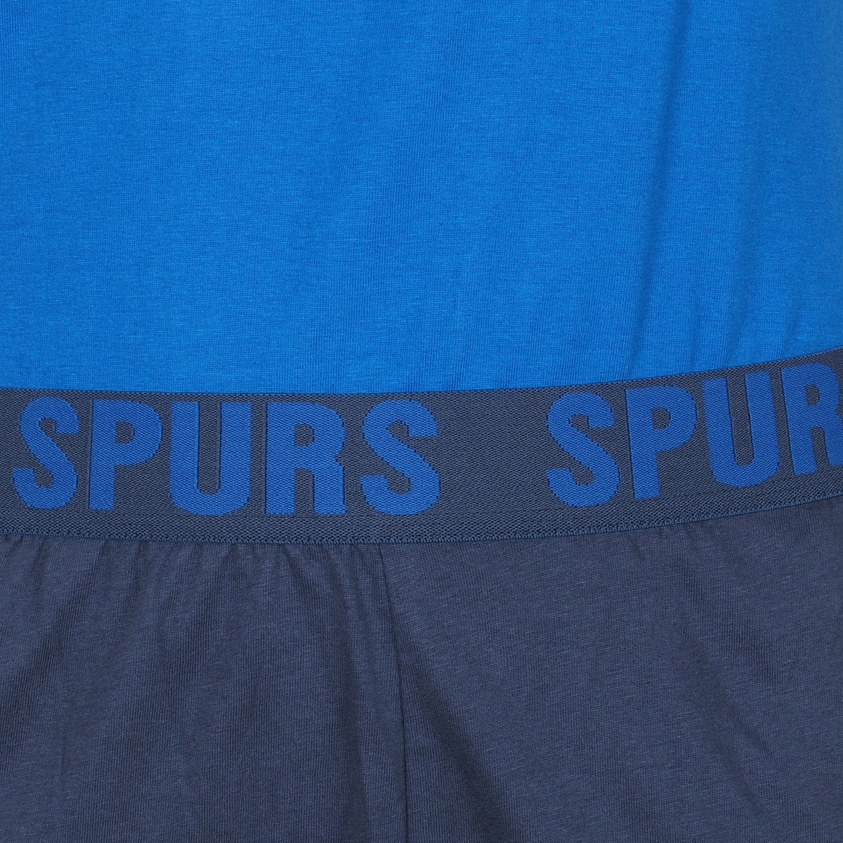 Spurs adults long pyjamas in navy blue. Short sleeve top with badge to chest and long bottoms with badge