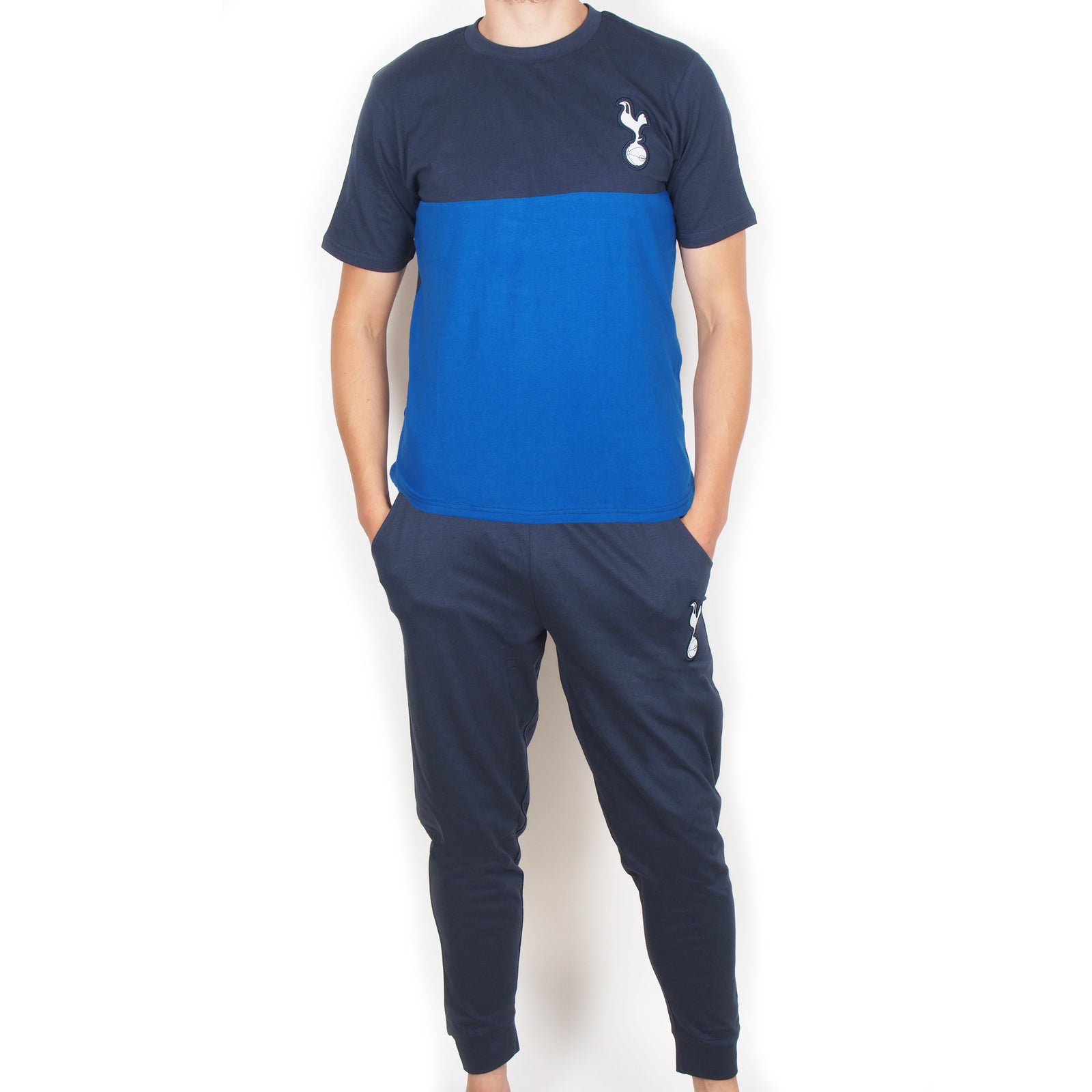 Spurs adults long pyjamas in navy blue. Short sleeve top with badge to chest and long bottoms with badge