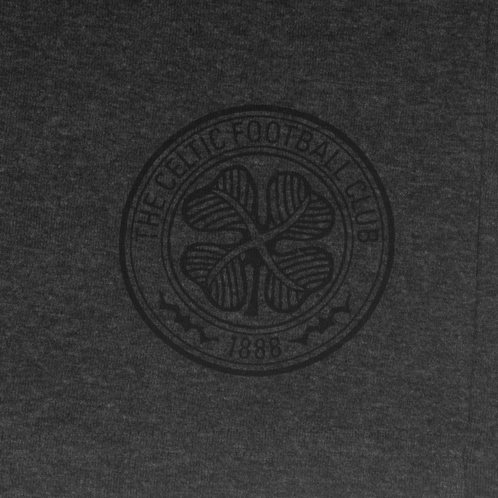 Celtic adults pyjamas in grey. Short sleeve shirt with branded graphic and shorts with logo to the left leg.