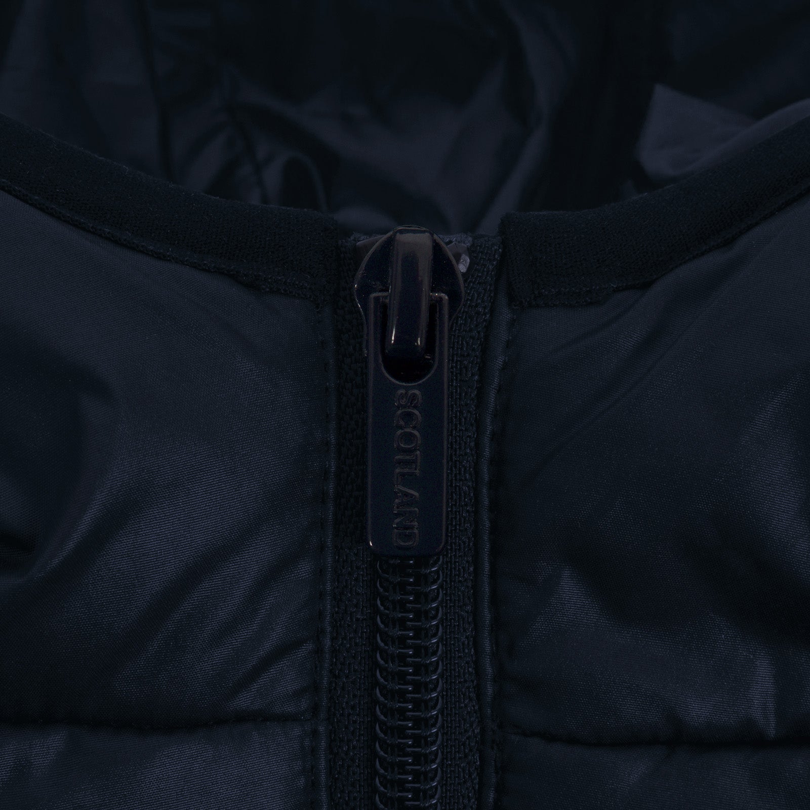 Scotland adults quilted jacket in navy blue with national team crest print to chest.