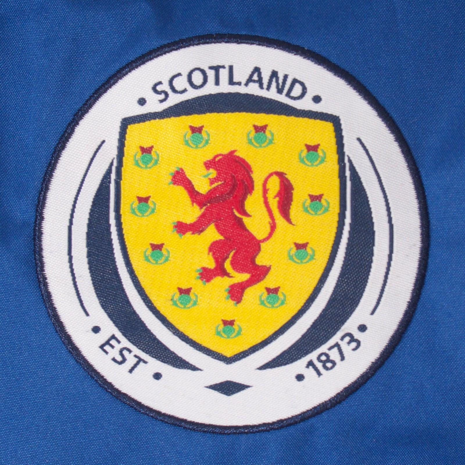 Scotland adults shower jacket in navy blue with national team crest to chest.