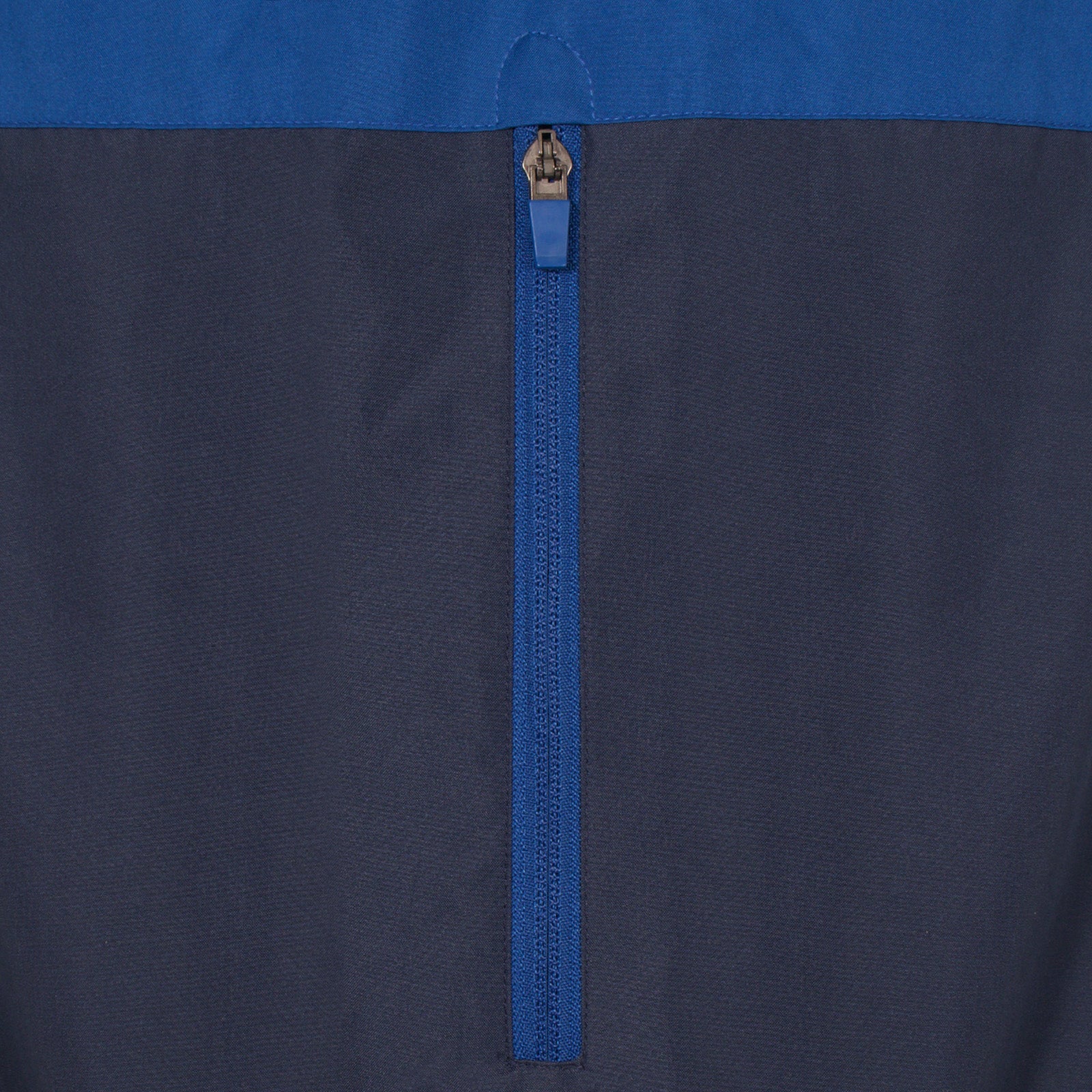 Scotland adults shower jacket in navy blue with national team crest to chest.