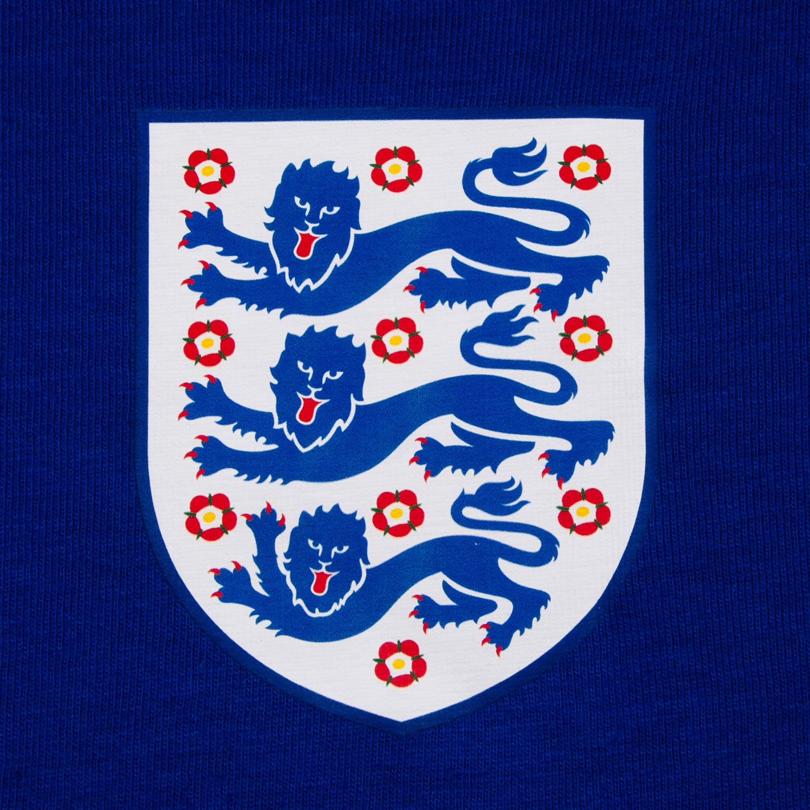 England adults premium pyjamas in navy blue. Short-sleeved t-shirt and full-length bottoms featuring the three lions national team crest plus 'ENGLAND' text to the waistband