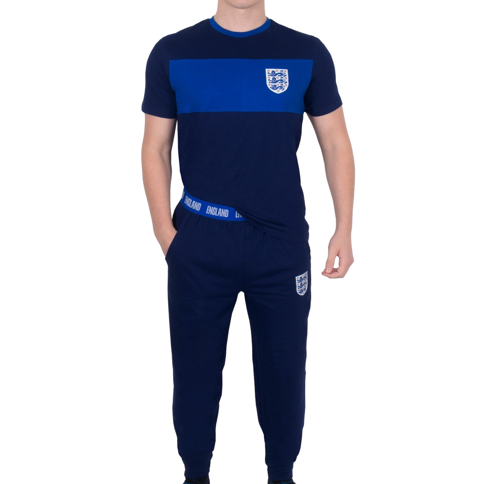 England adults premium pyjamas in navy blue. Short-sleeved t-shirt and full-length bottoms featuring the three lions national team crest plus 'ENGLAND' text to the waistband