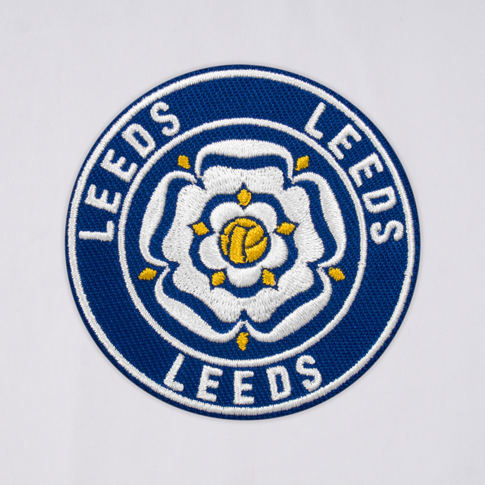 Leeds retro v-neck t-shirt in white with embroidered applique rose crest