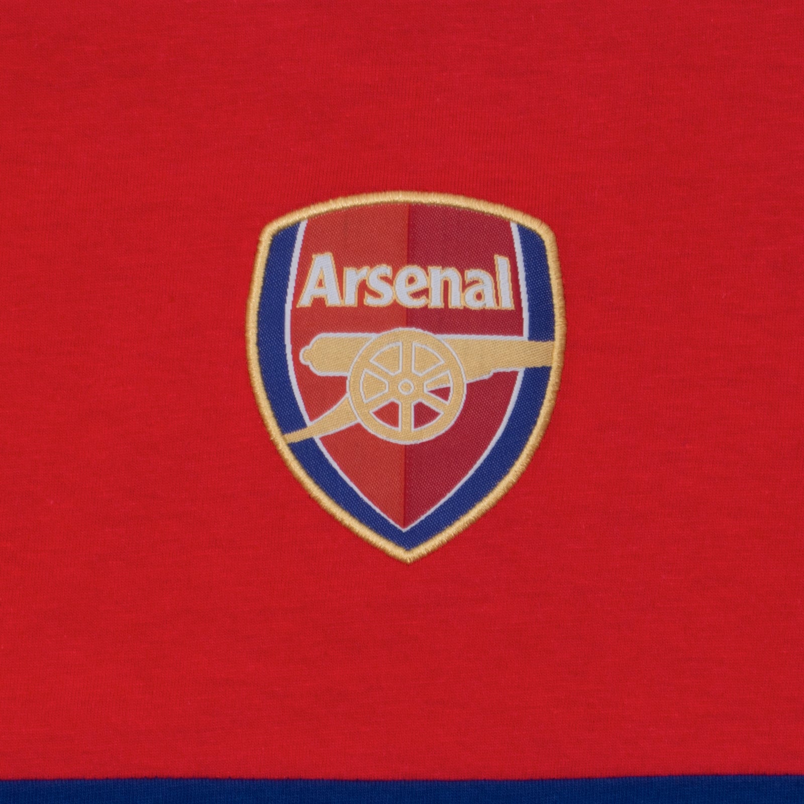 Arsenal adults long pyjamas in navy & red. Two-tone short sleeve top with club crest and long bottoms with crest.