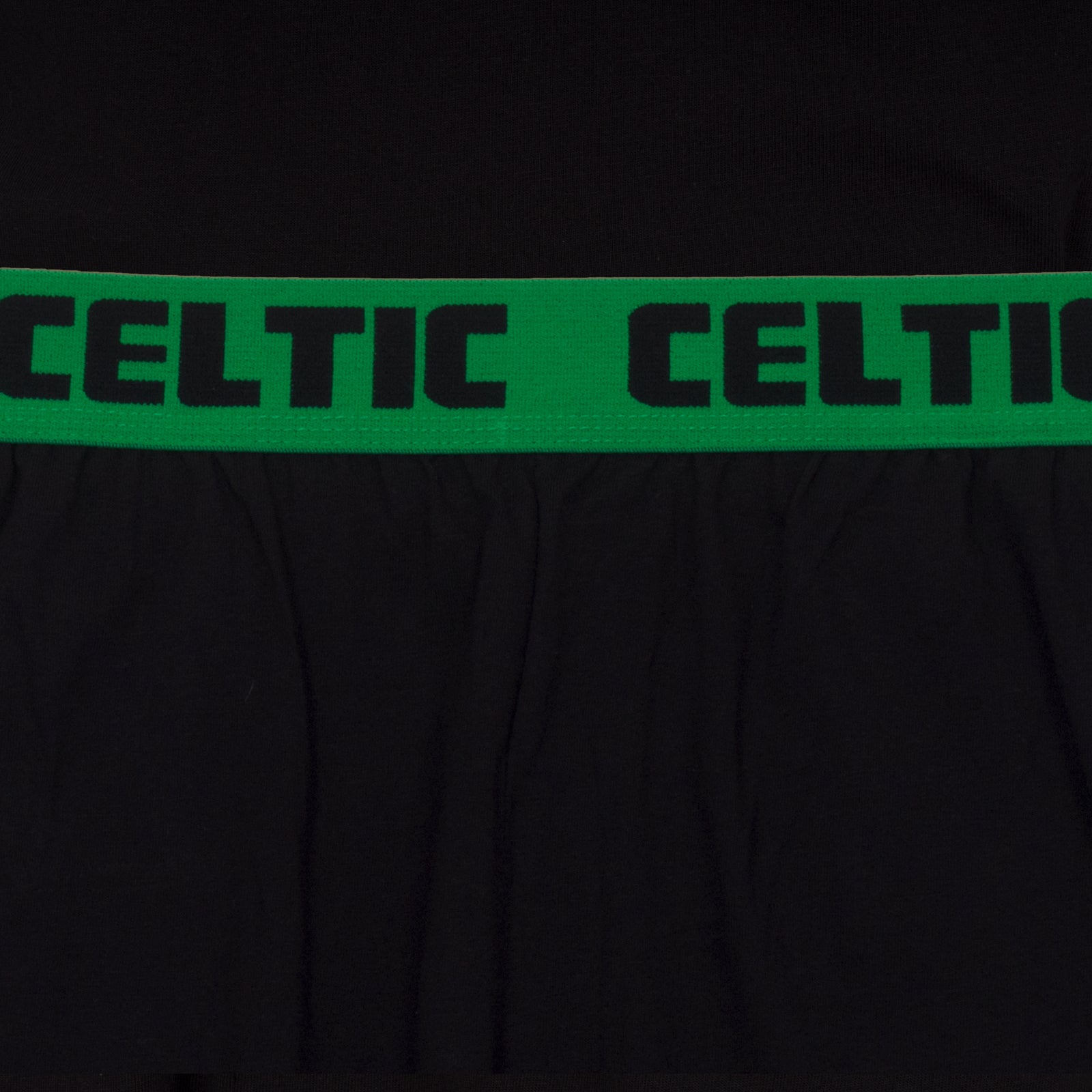 Celtic adults long pyjamas in black. Short sleeve top with badge to chest and long bottoms with badge.