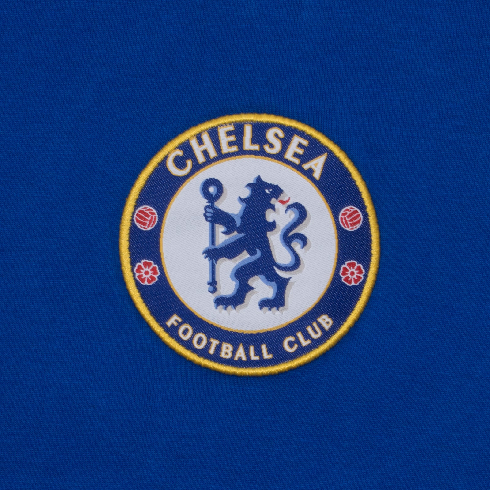 Chelsea adults long yjamas in navy blue. Two-tone short sleeve top with club crest and long pyjama bottoms with badge