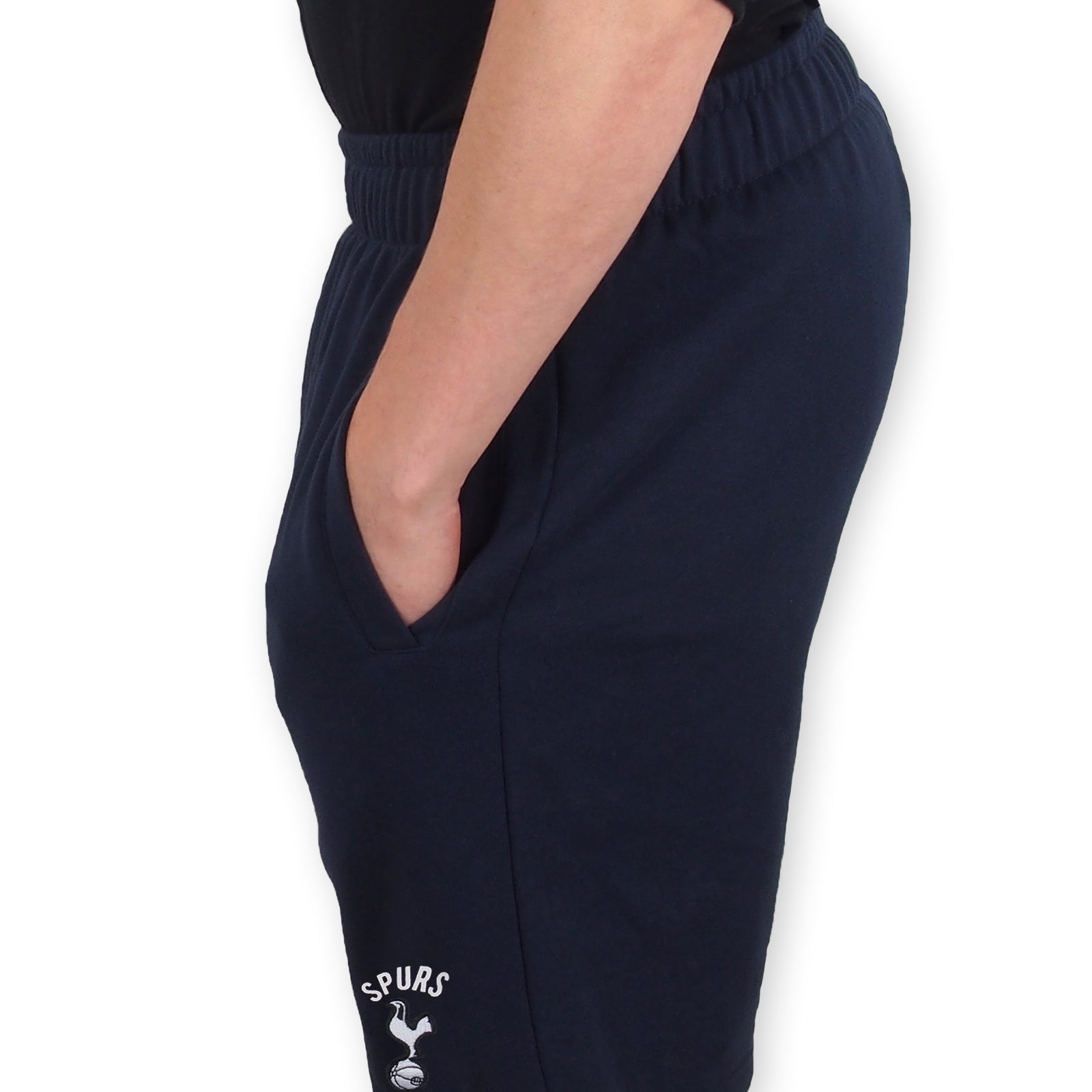 Spurs adults fleece shorts in navy blue with crest to left leg and pockets to front & back.