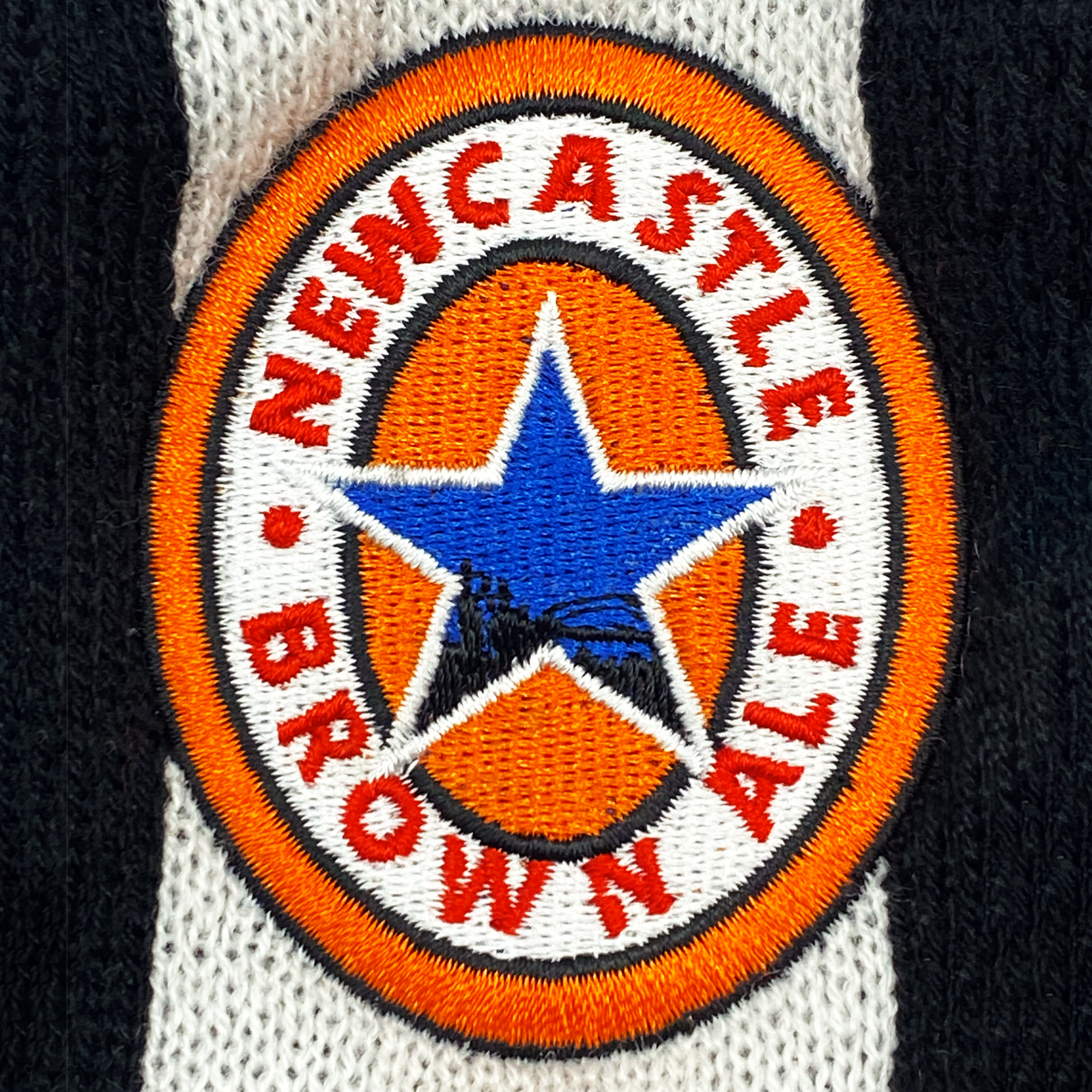 Newcastle Utd retro knitted bobble hat in black & white 1997 colours