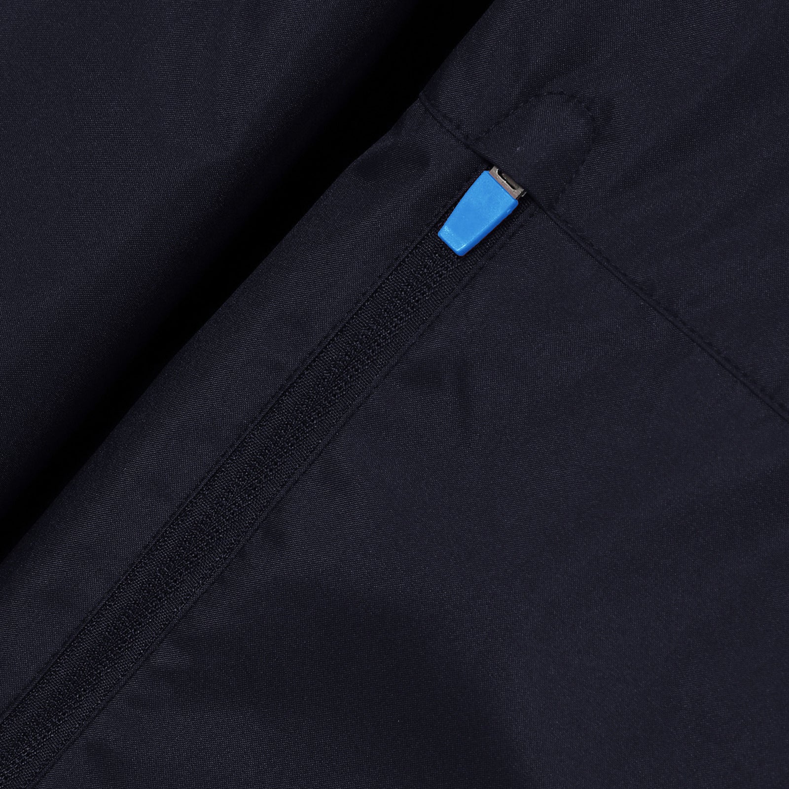 Man City adults shower jacket with hood in navy blue with club crest to chest.