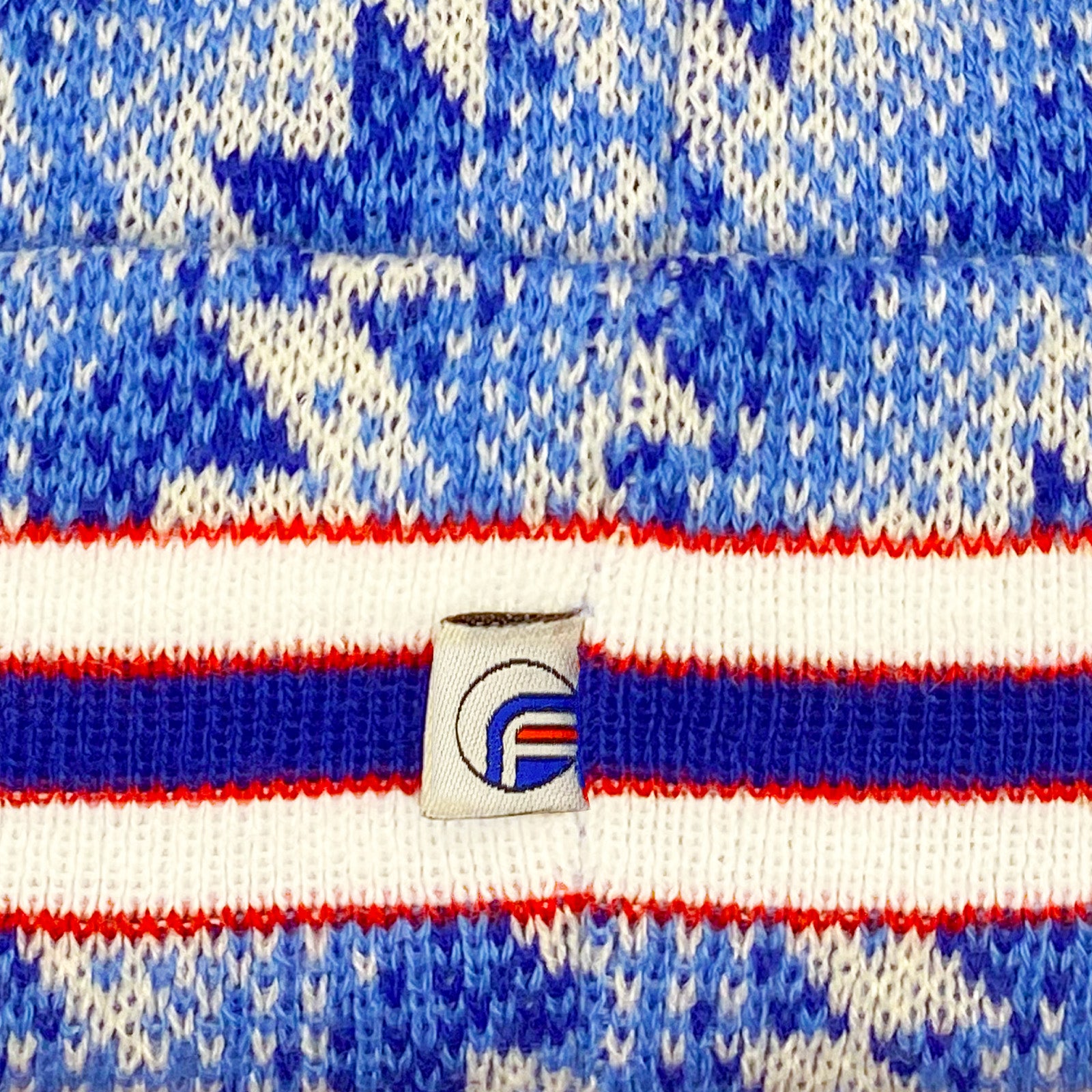 Man United bobble hat in retro blue 1990 colours