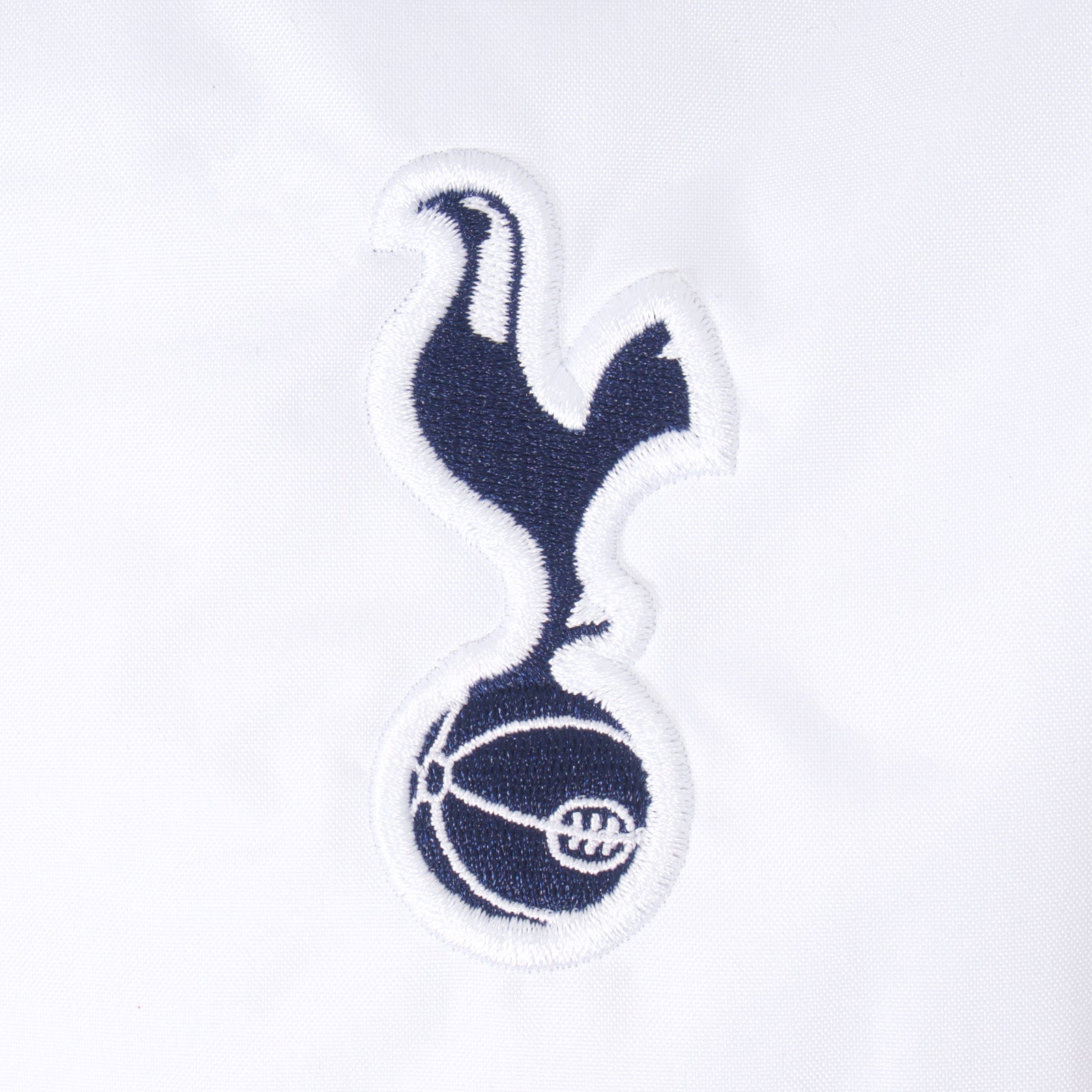 Spurs kids shower jacket in white with club crest to the chest.