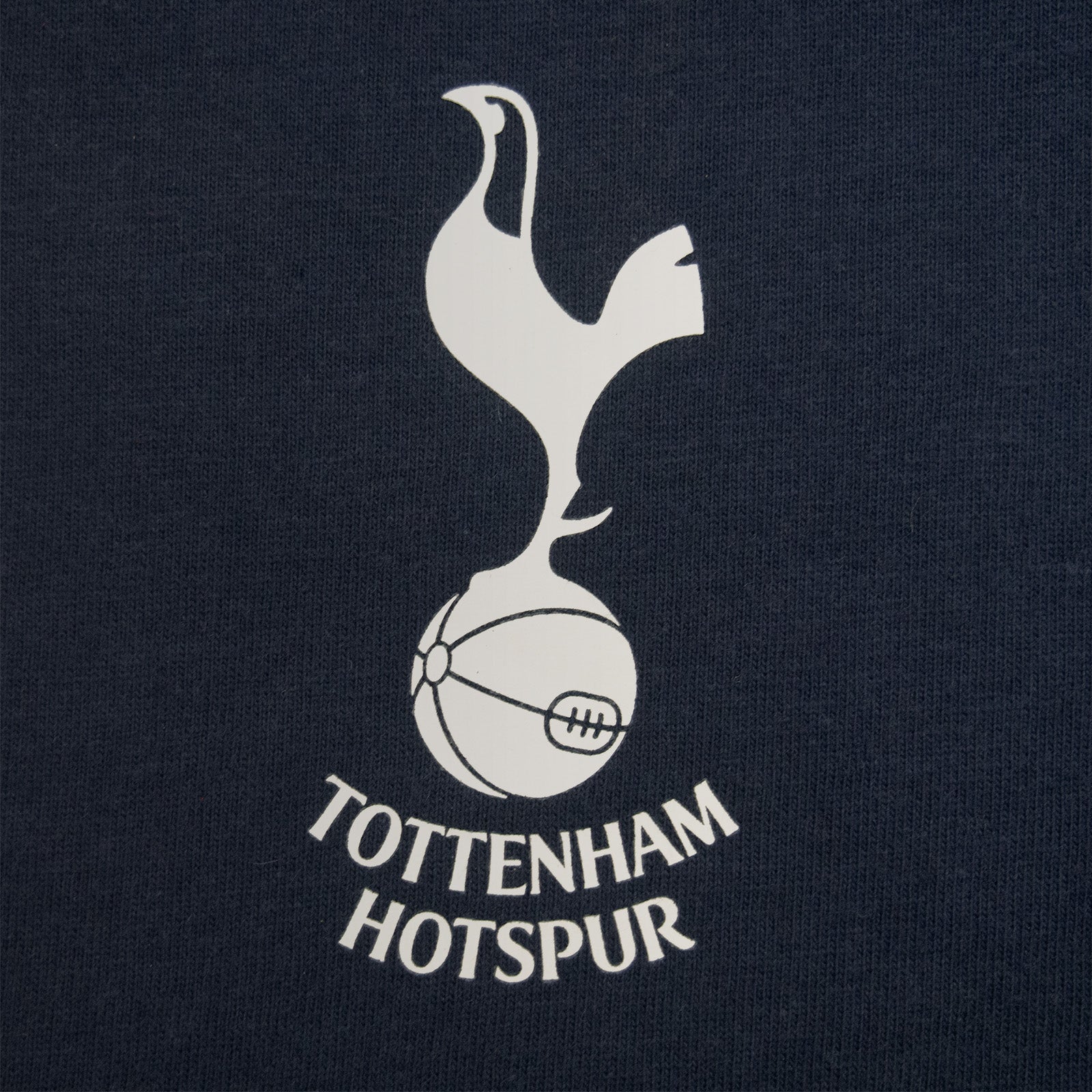 Spurs kids short pyjamas in navy blue. Short sleeve top with graphic and shorts with crest to the left leg