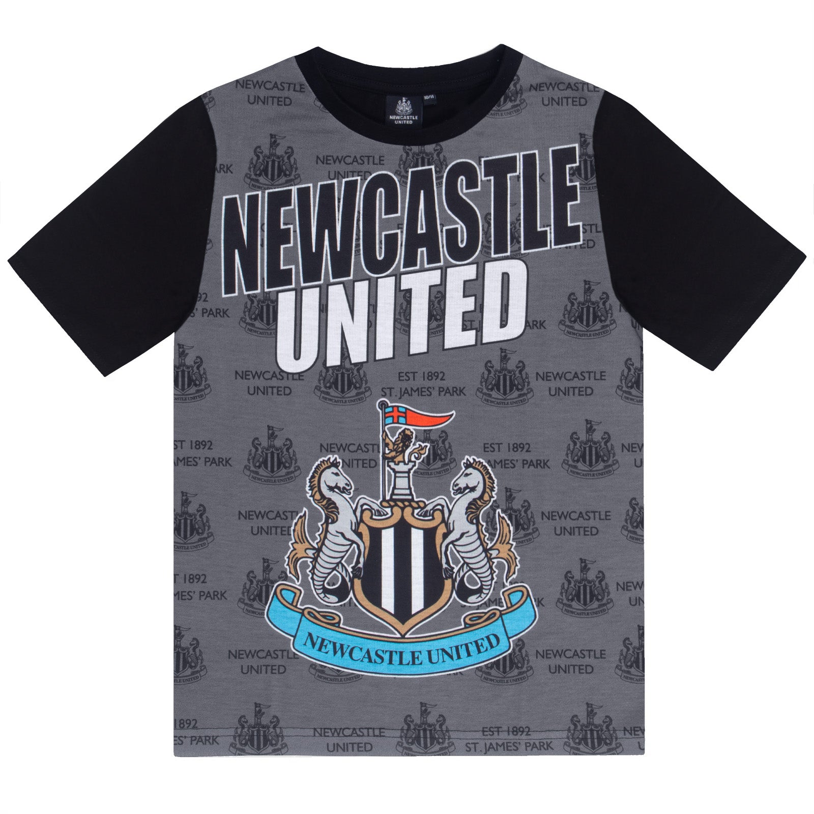 Newcastle Utd kids pyjamas in black & white. Short sleeve top with graphic and shorts with crest to the left leg