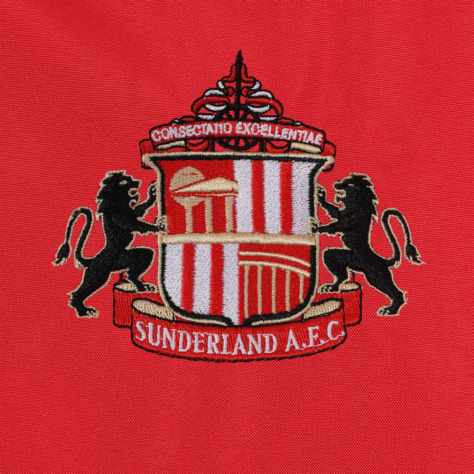 Sunderland kids shower jacket in black with full colour club crest to chest.