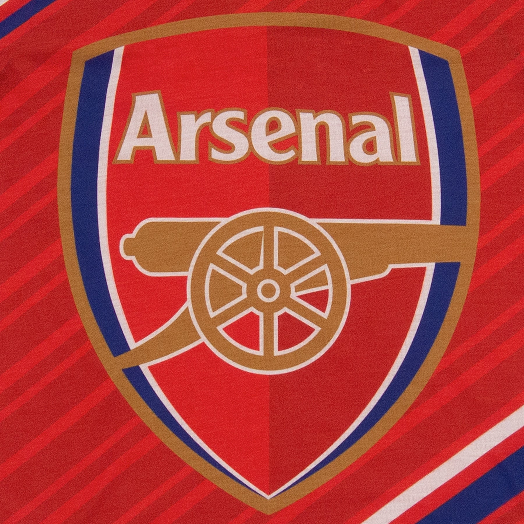 Arsenal kids long pyjamas in blue. Long sleeve top with graphic and crest. Long legged bottoms with club crest.