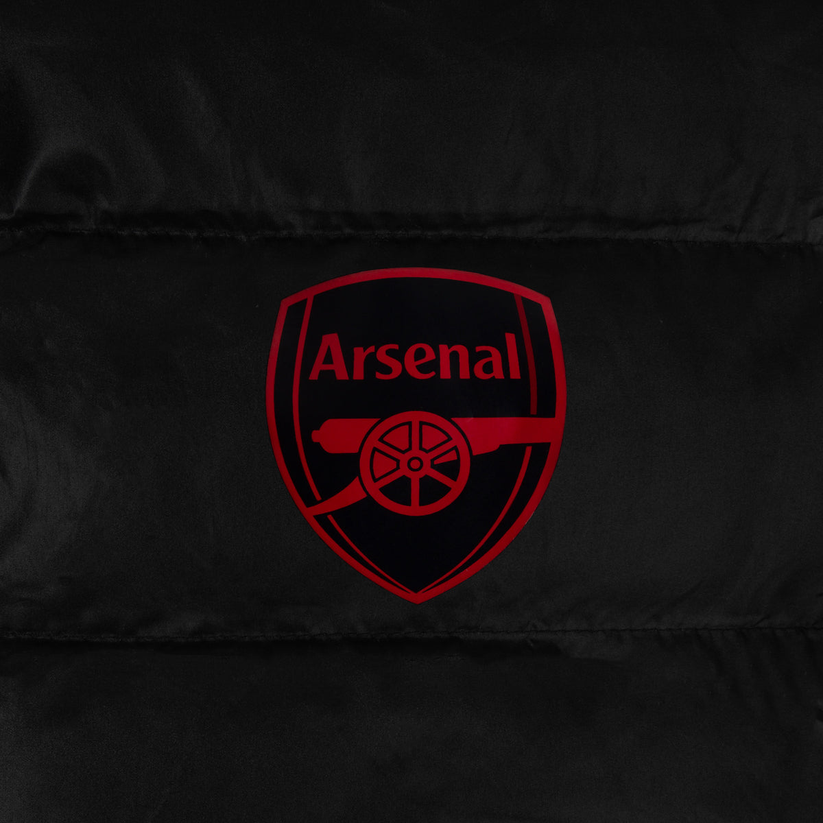 Arsenal adults quilted jacket in black with club crest to chest.