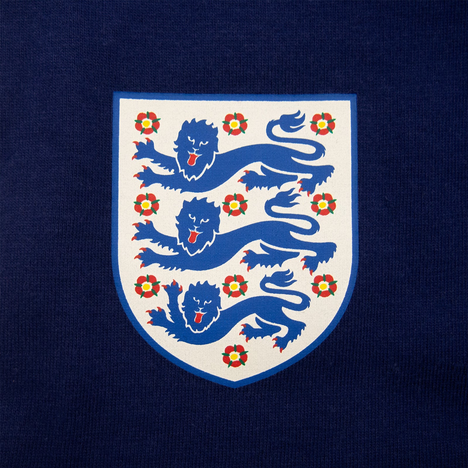 England kids pyjamas in white. Short sleeve top with graphic and shorts with 3 Lions logo to the left leg.