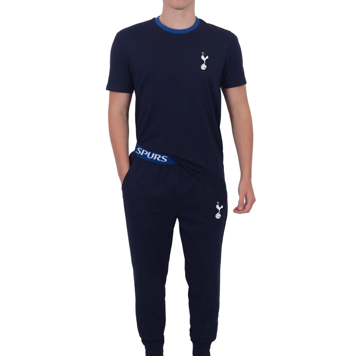 Spurs adults long pyjamas in navy blue. Short sleeve top with badge to chest and long bottoms with badge