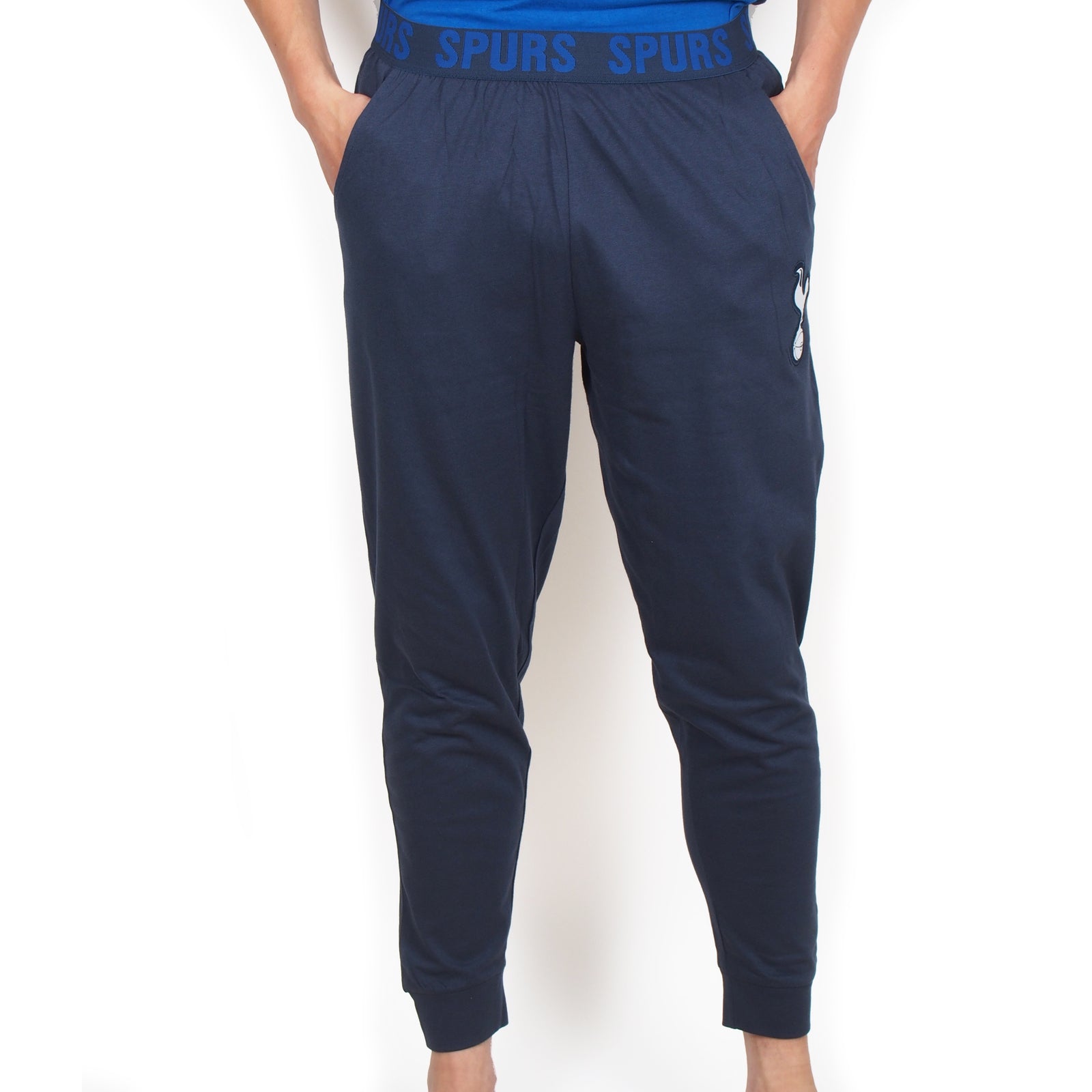 Spurs adults long pyjamas in navy blue. Short sleeve top with badge to chest and long bottoms with badge