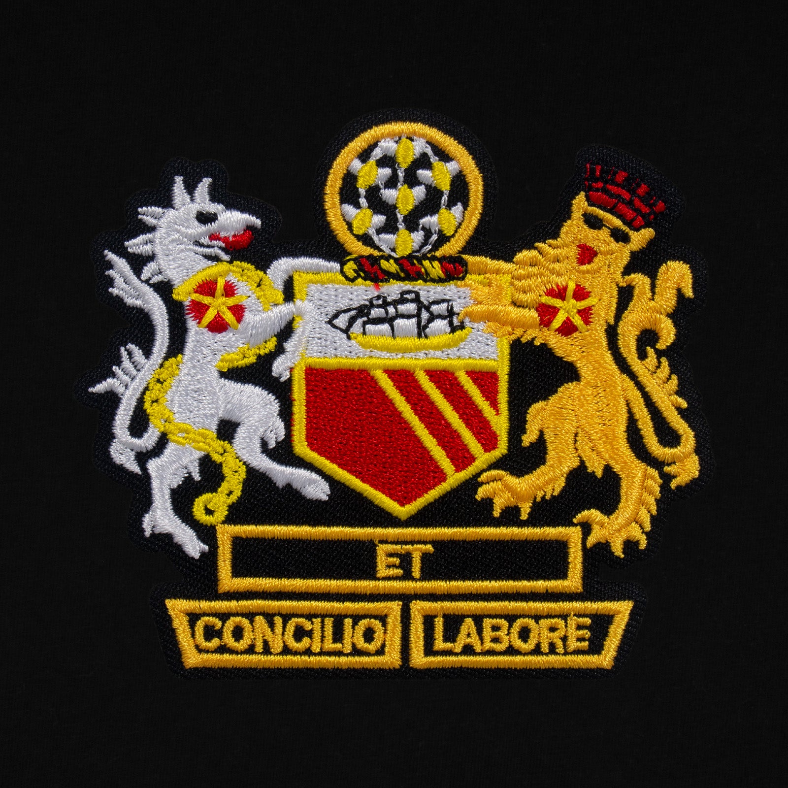 Man Utd adults retro T-shirt in black featuring Manchester crest to front