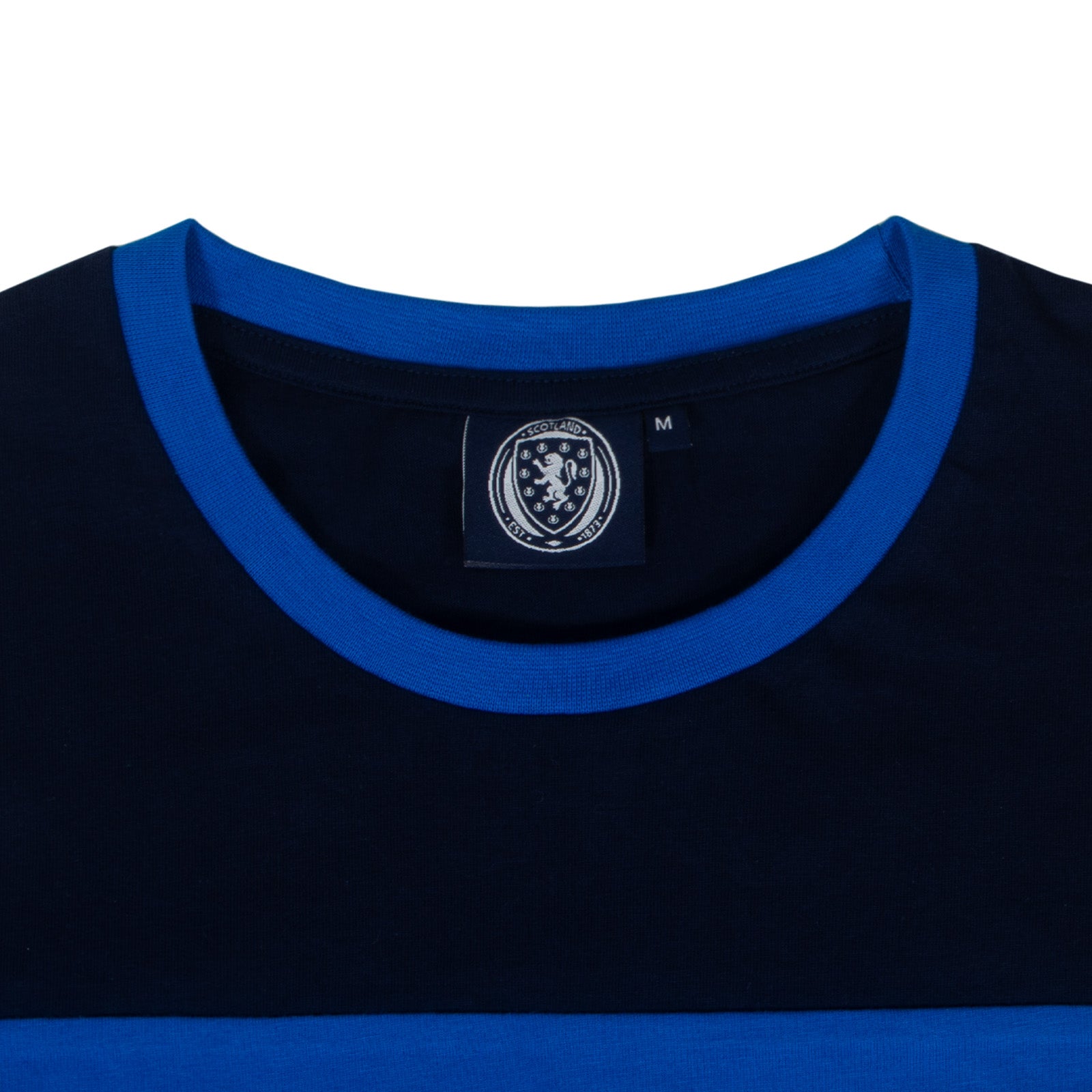 Scotland adults premium pyjamas in navy blue. Short-sleeved t-shirt and full-length bottoms featuring the scottish FA team crest plus 'SCOTLAND' text to the waistband