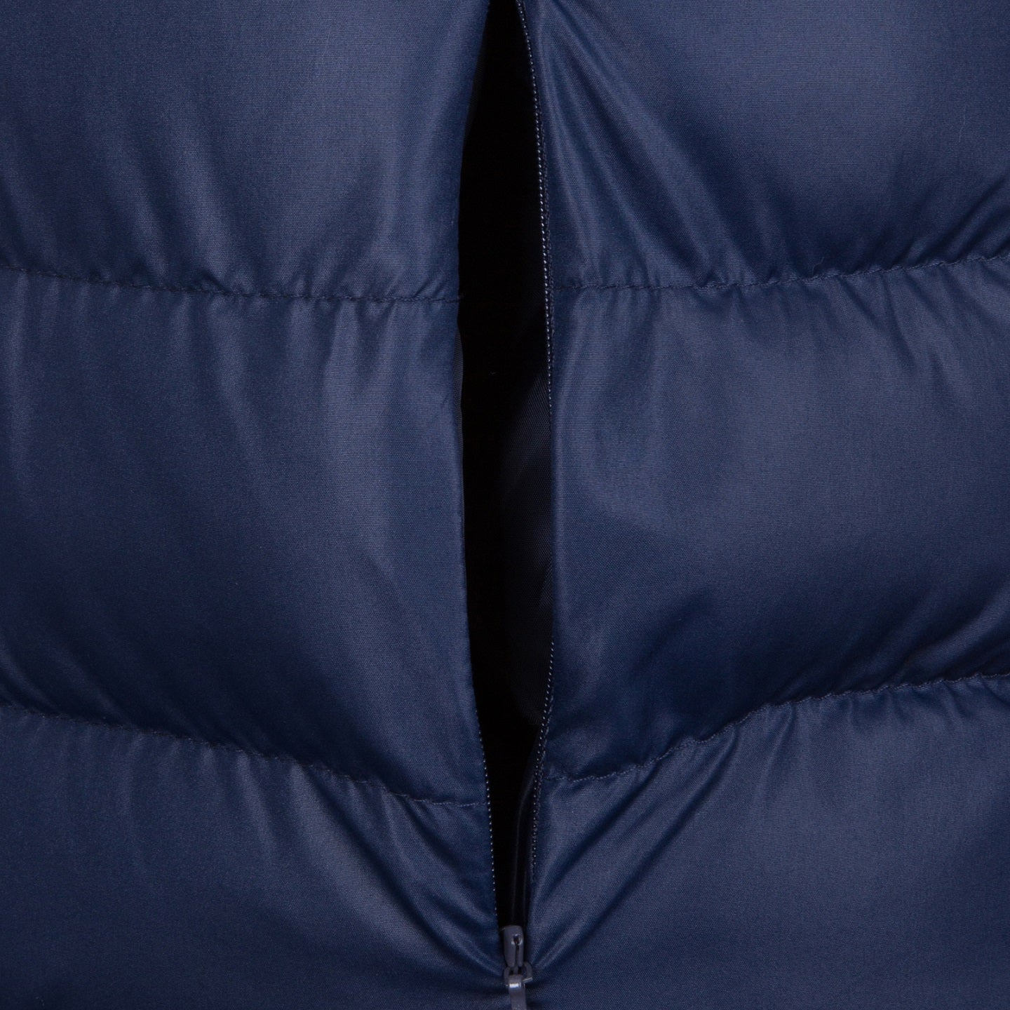 Scotland adults quilted jacket in navy blue with national team crest print to chest.