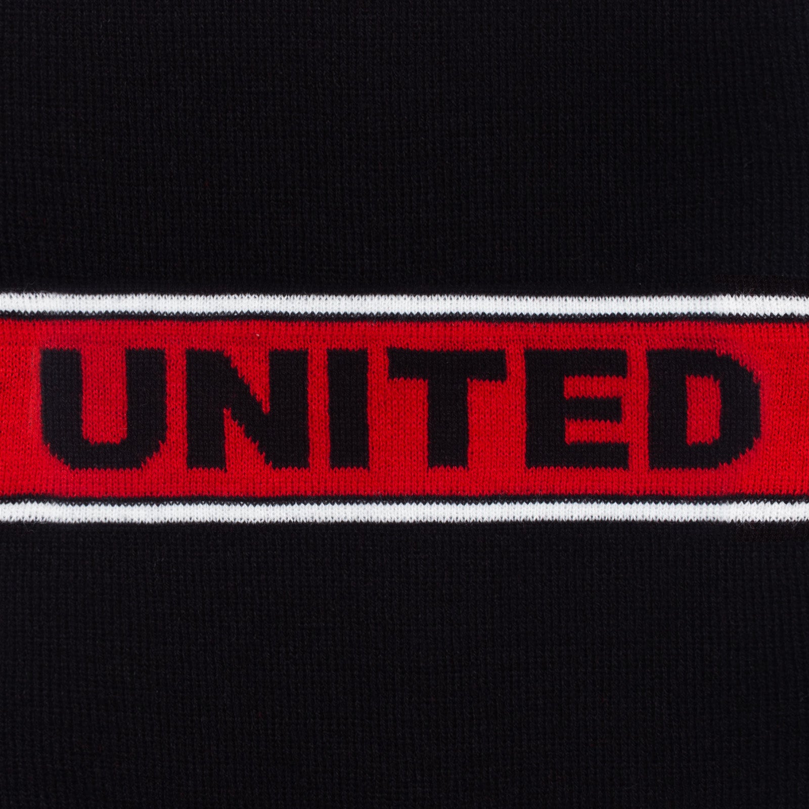 Man United knitted bobble hat in black with text to front